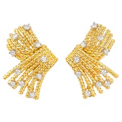 Tiffany
Co. Schlumberger Boucles d
oreilles corde en V en or jaune 18K et platine avec diamants Tiffany
Co. Schlumberger Boucles d
oreilles corde en V en or jaune 18K et platine avec diamants