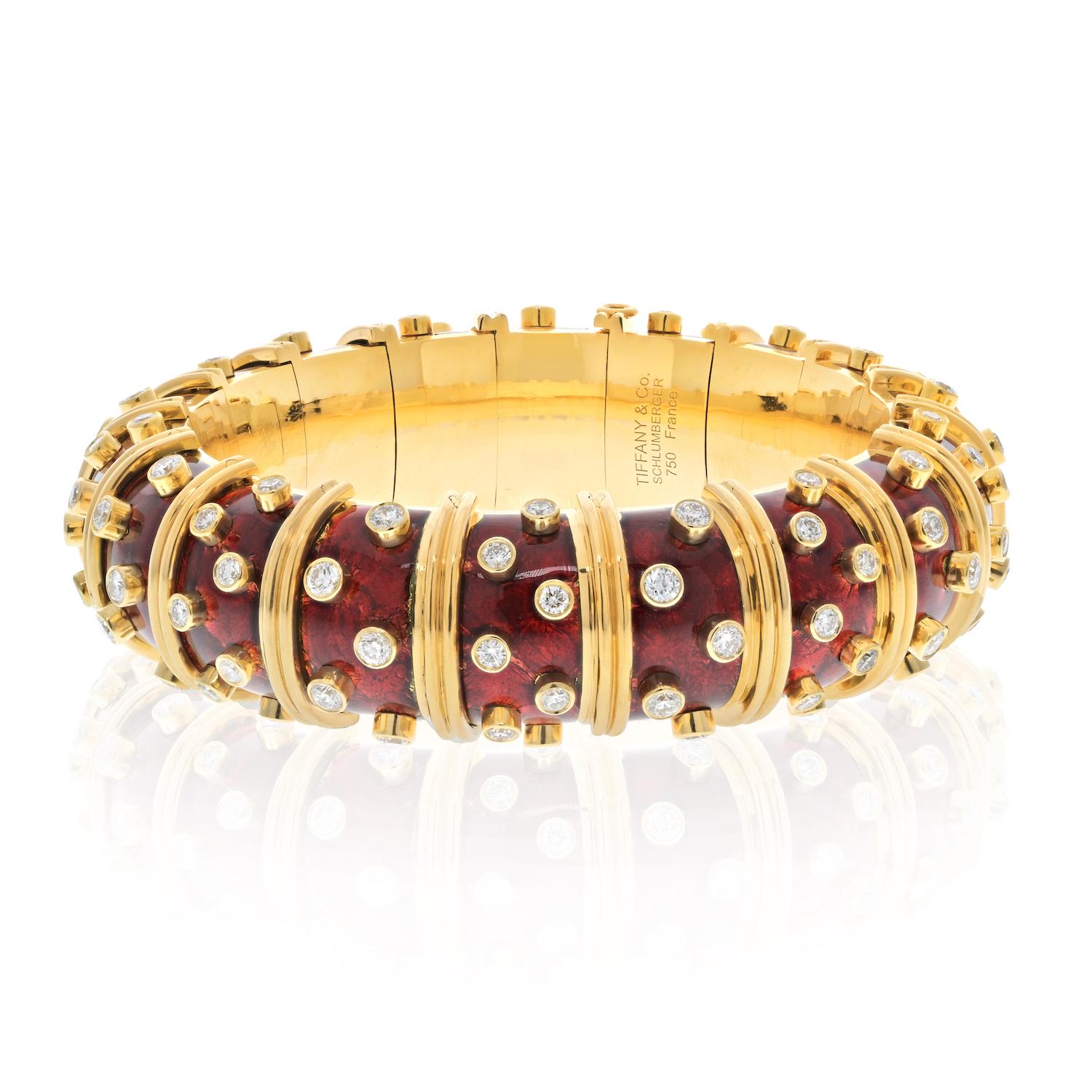 Les créations visionnaires de Jean Schlumberger comptent parmi les designs les plus complexes au monde, et ce bracelet accrocheur constitue une déclaration élégante. Chacun de ces bracelets de collection est émaillé de façon unique et assemblé à la
