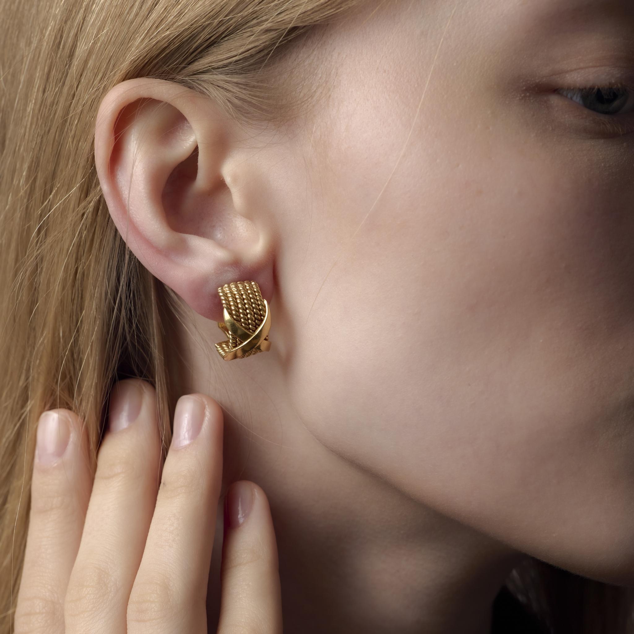 Questi oggetti vintage di Tiffany & Co. Gli orecchini Schlumberger in oro 18 carati incarnano un'arte e una raffinatezza senza tempo, mostrando l'eleganza scultorea e la raffinata maestria del designer.