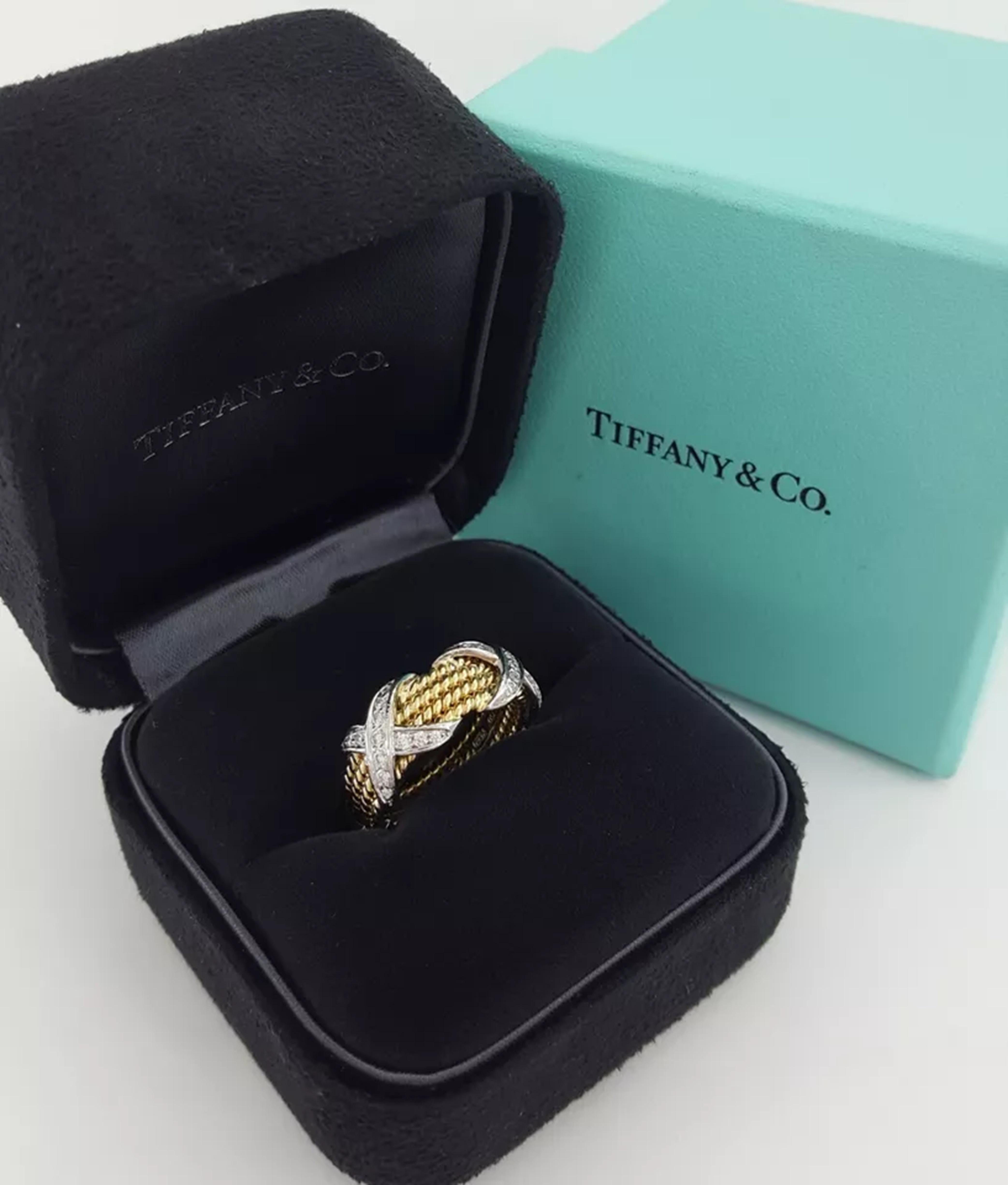 Tiffany & Co. L'anello Schlumberger® 4 Row Rope X Diamond è un pezzo squisito realizzato con una combinazione di platino e oro giallo 18 carati. Pesa 11,3 grammi e misura 6,5, con una larghezza di 8,8 mm e uno spessore di 3,7 mm. L'anello presenta