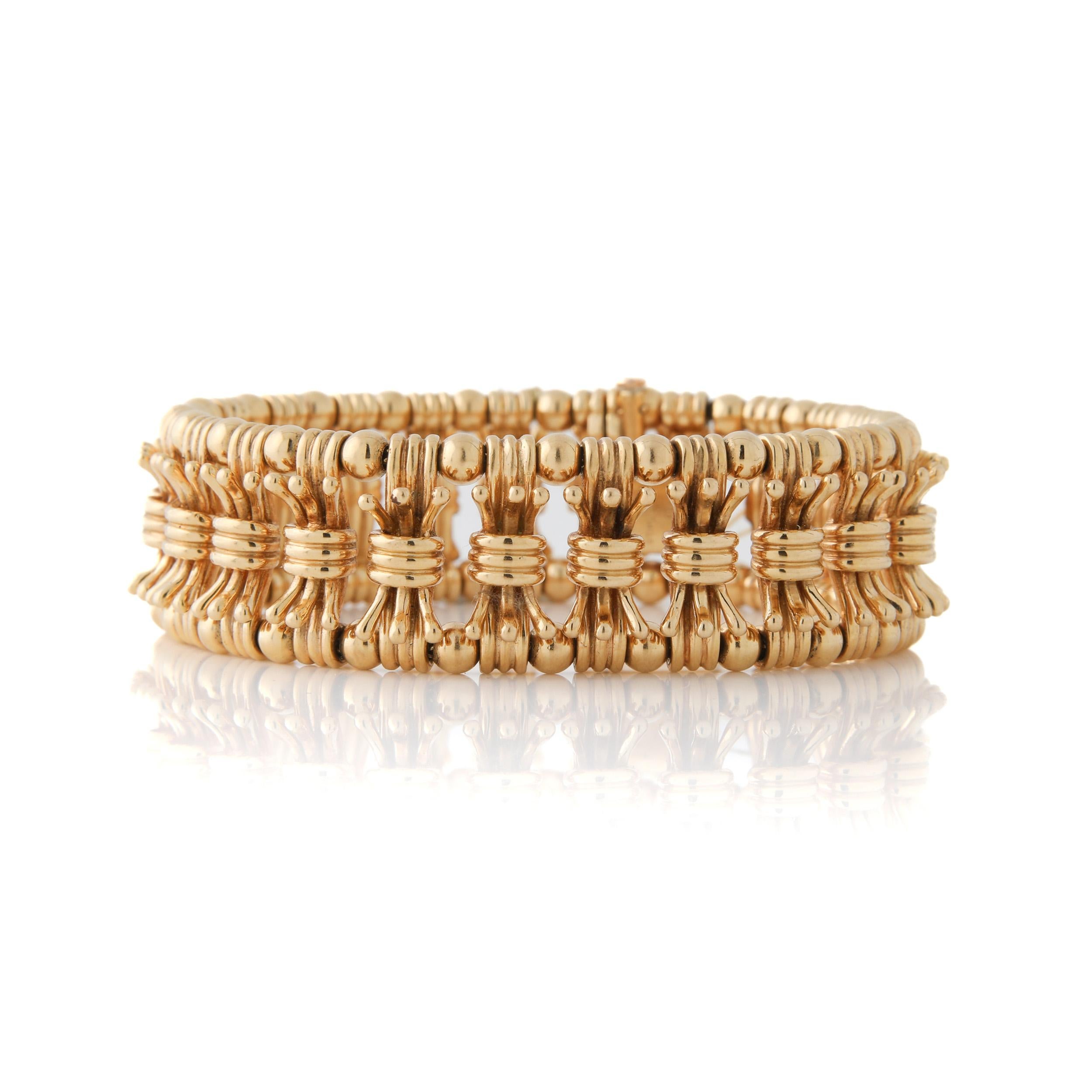 Dies ist die wunderschöne und  Berühmtes Fliegenarmband, entworfen von Jean Schlumberger für Tiffany & Co in 18K Gelbgold. 
Es fühlt sich so gut an, wenn man es anzieht. Es hat goldene Perlenabstandshalter mit Fliegenmotivstationen. 
Kleine Größe.