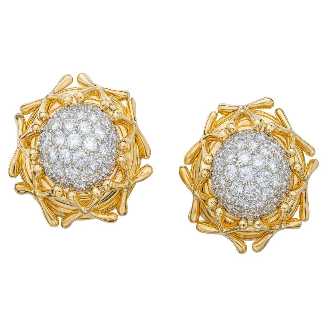 Tiffany & Co. Pendientes de oro y platino con diamantes Schlumberger

Las visionarias creaciones de Jean Schlumberger para Tiffany & Co. son célebres entre los diseños más intrincados e icónicos del mundo. Estos exquisitos clips para las orejas son