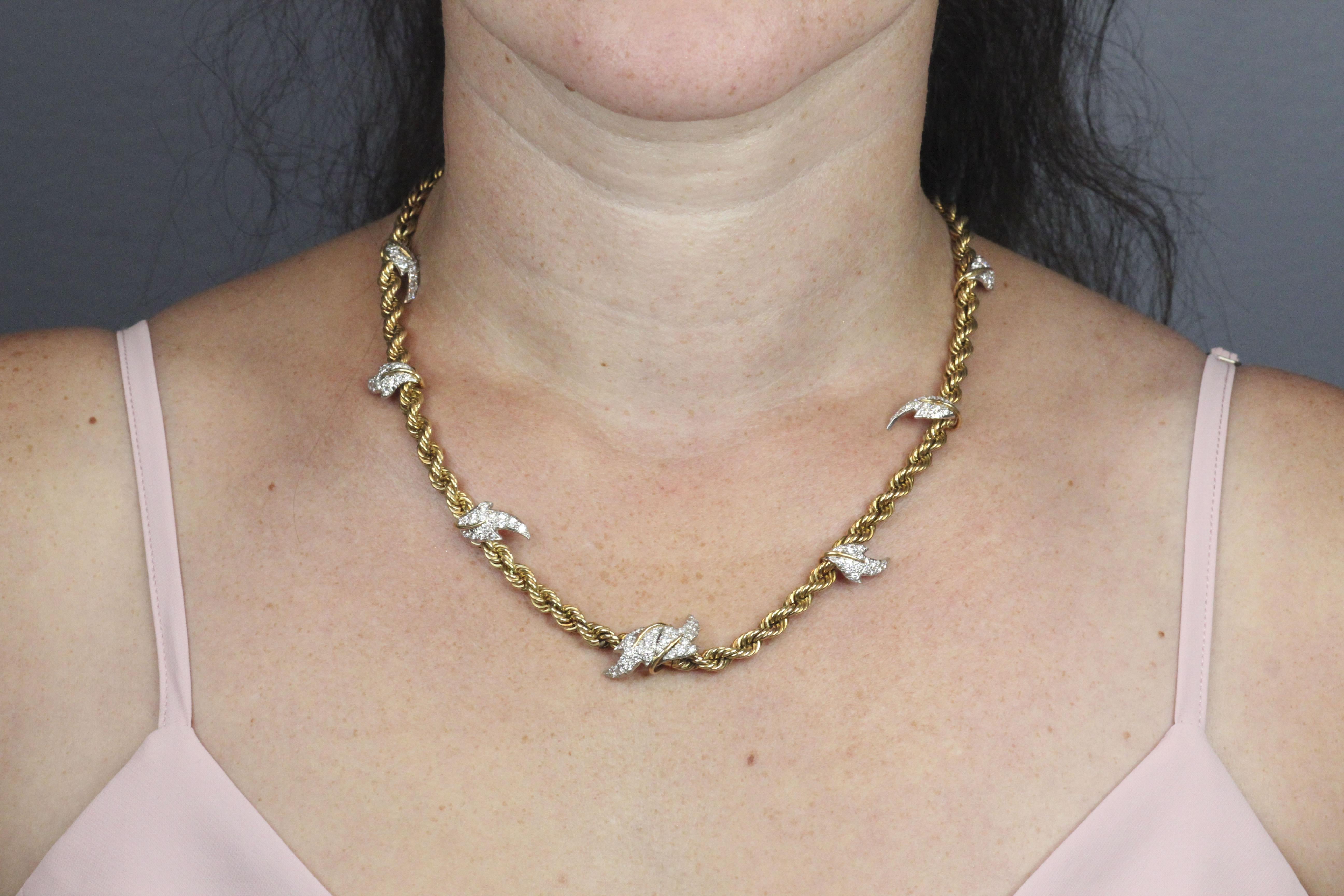 Wir stellen vor: Tiffany & Co. Schlumberger 18K Yellow Gold Twisted Rope Necklace with Diamond Leaves and Clasp Design, ein bemerkenswertes Schmuckstück, das die Verschmelzung von klassischer Eleganz und künstlerischer Innovation verkörpert. Diese