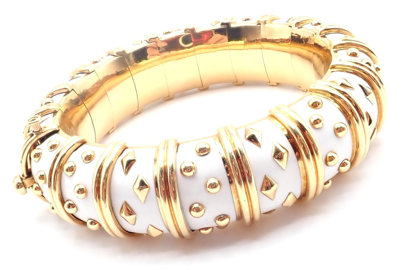 Bracelet en or jaune 18k Jean Schlumberger Dot Losange White Enamel Bangle for Tiffany & Co. 
Ce bracelet est vendu 87 000 dollars hors taxes en émail rouge. L'émail de couleur blanche est actuellement indisponible.
Mesures :
Longueur : 7