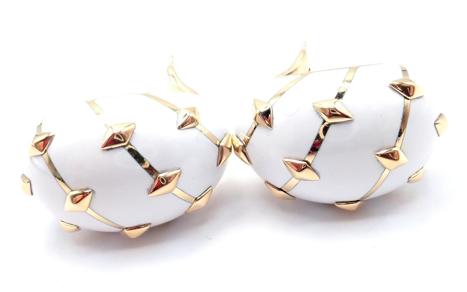Boucles d'oreilles en or jaune 18k Jean Schlumberger Dot Losange en émail blanc pour Tiffany & Co. Cette authentique pièce de Tiffany & Co. Les boucles d'oreilles Jean Schlumberger Dot Losange sont un chef-d'œuvre de design et d'artisanat. 
Réalisé