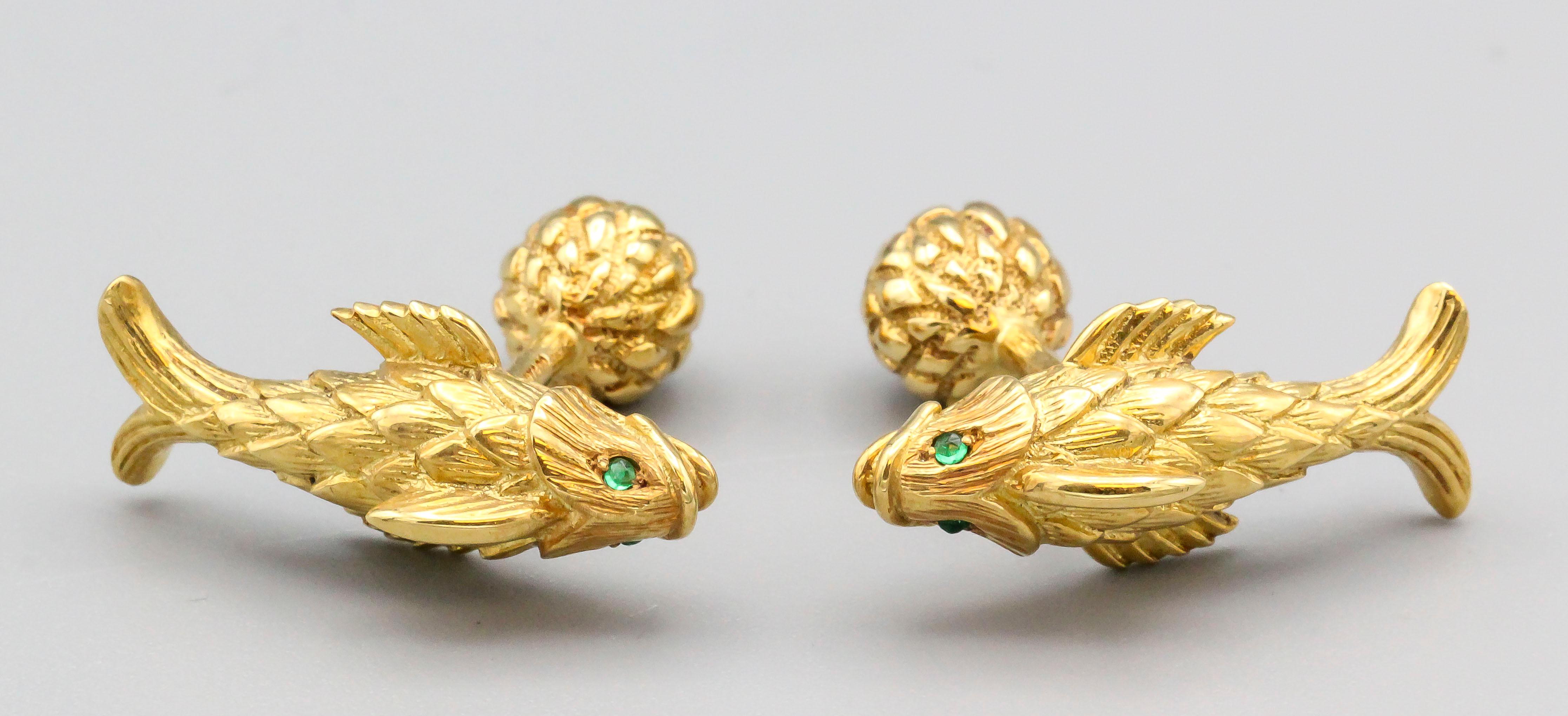 Fine pair of emerald and 18K yellow gold cufflinks by Tiffany & Co. Schlumberger. Designed as koi fish, they a further accented with emeralds as the eyes.

Hallmarks: Tiffany & Co. 18k, Schlumberger