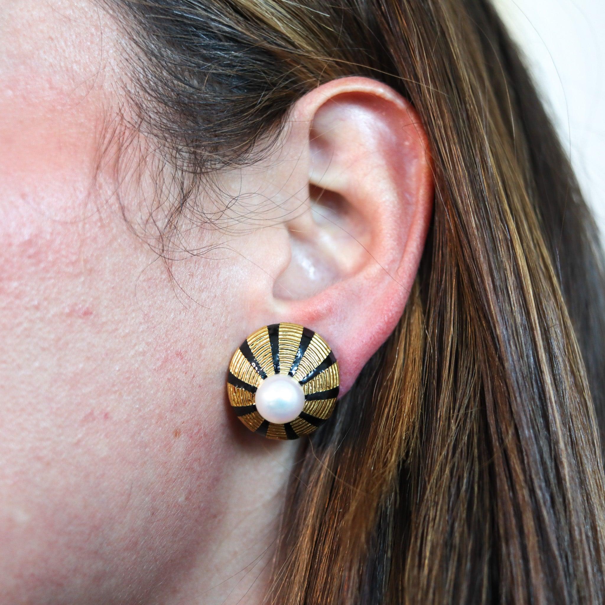 Boucles d'oreilles Clips conçues par Jean Schlumberger pour Tiffany & Co.

Cette paire emblématique de boucles d'oreilles à clips a été créée à New York par Jean Schlumberger pour Tiffany & Co, dans les années 1970. Ces boucles d'oreilles sont un
