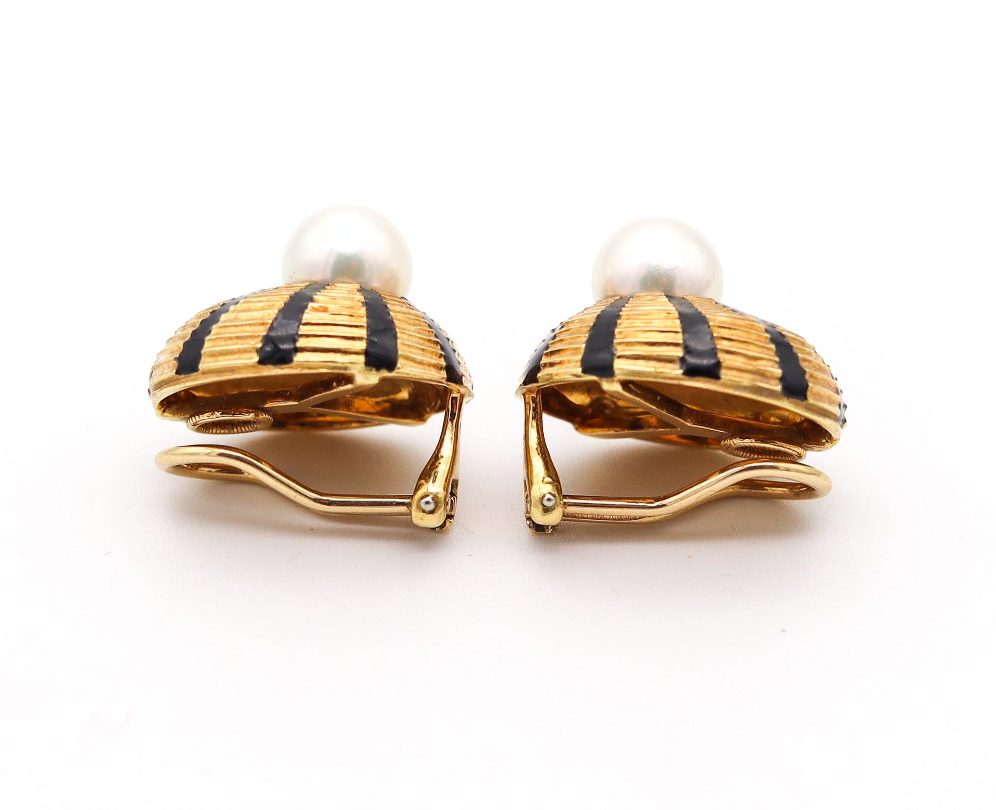 Taille ronde TIFFANY & CO. Clips d'oreilles Schlumberger en or 18 carats émaillé avec perles en vente
