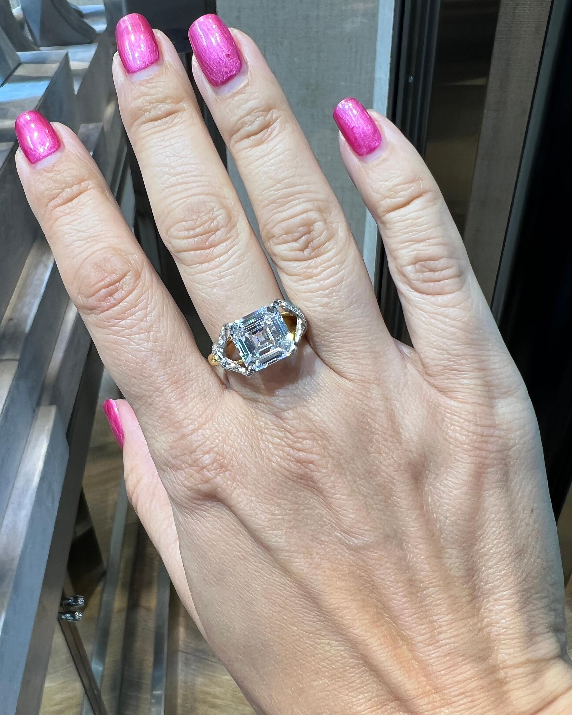 Tiffany & Co. Schlumberger Bague en diamant certifié GIA de 3,92 carats de couleur E.
Une superbe bague réalisée par Schlumberger pour Tiffany & Co.
Le diamant central est une taille émeraude carrée, de couleur E et de pureté SI1.
Le diamant est