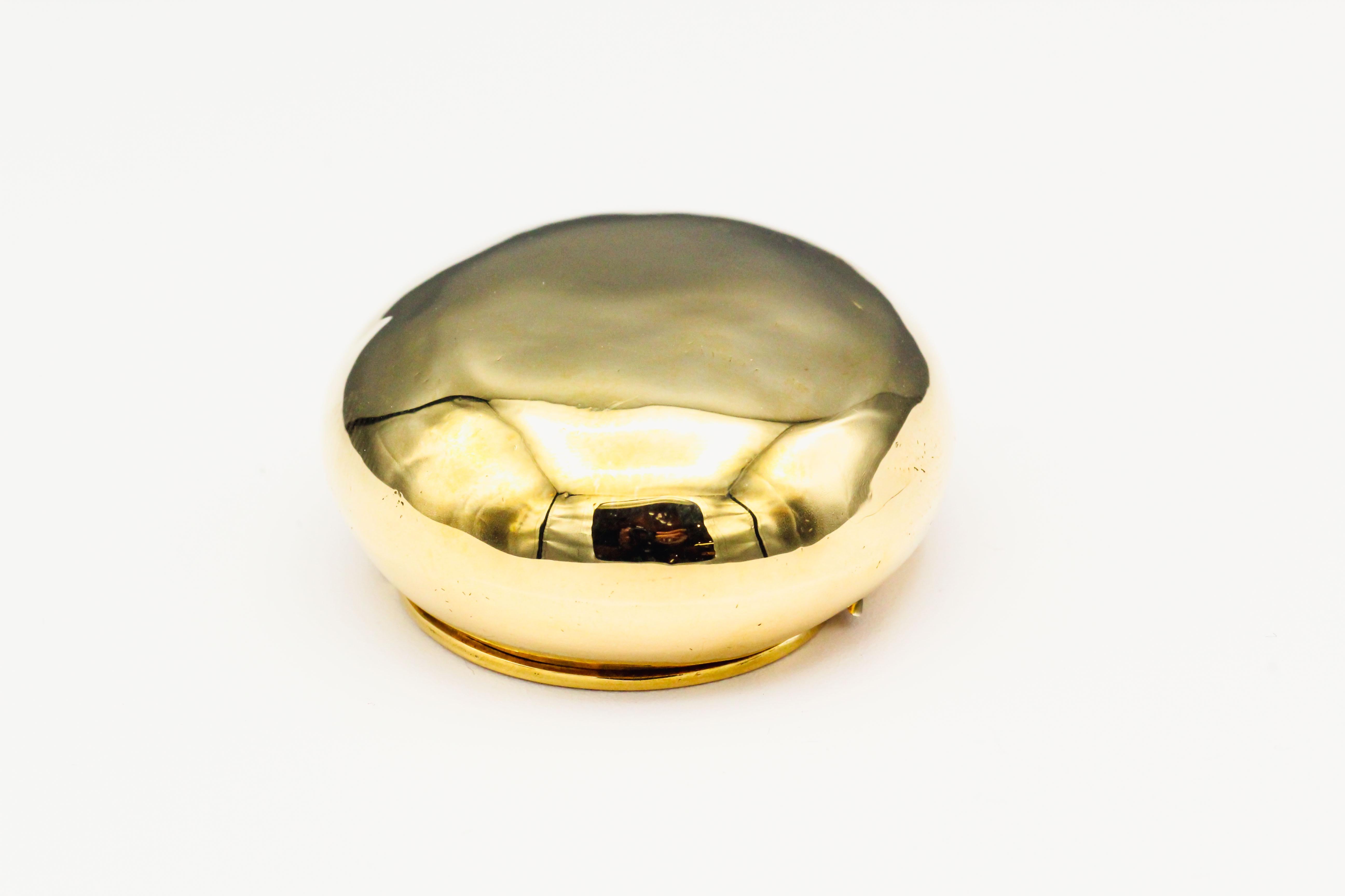 Fine 18K yellow gold pill box by Tiffany & Co. Schlumberger. It is designed to resemble an oval pebble, or rock. Beautifully made with a flat base. Superb workmanship.

Hallmarks: Tiffany & Co., Schlumberger
