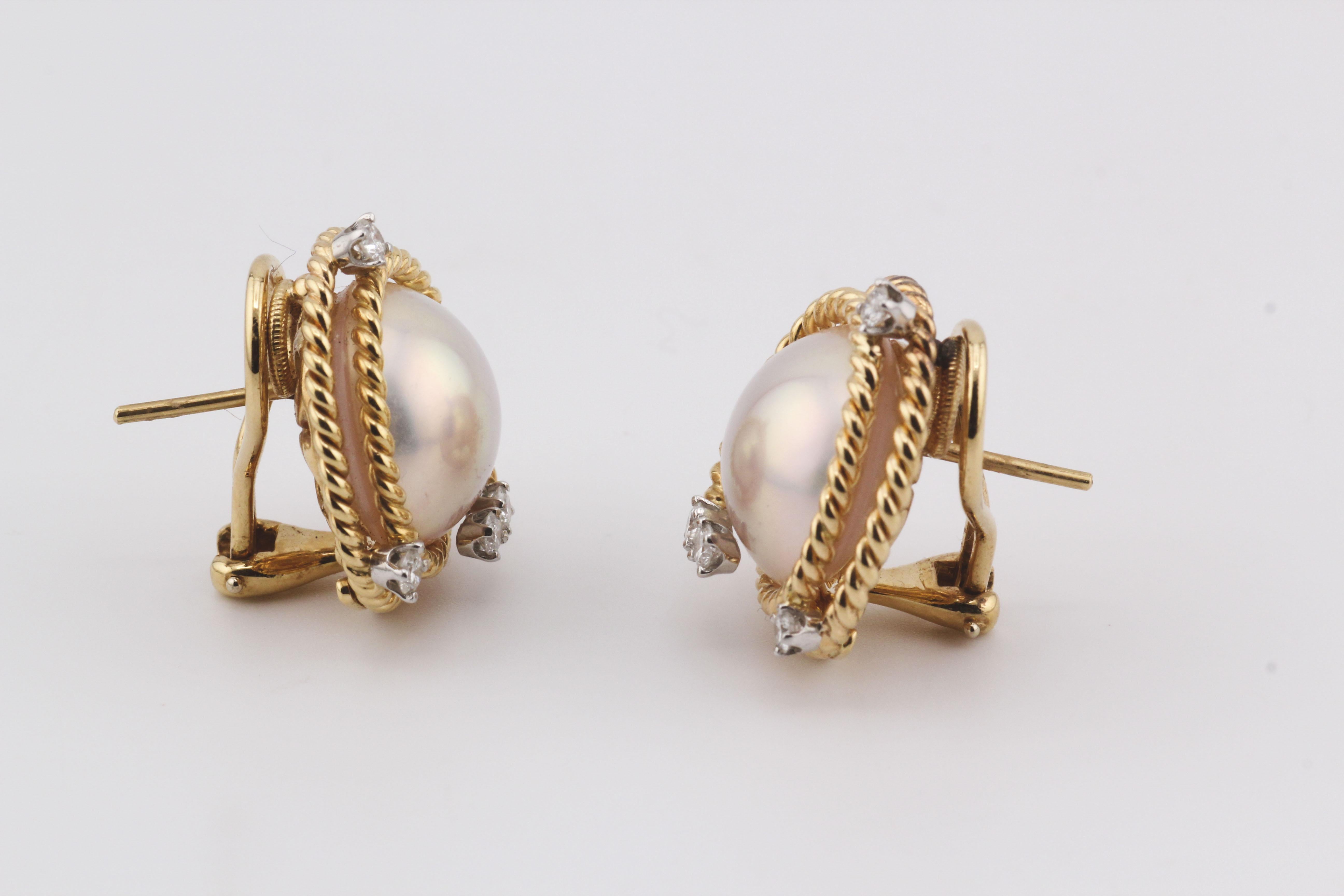 D'une élégance raffinée, ces Elegs de Tiffany & Co. témoignent d'un savoir-faire exquis. Réalisées en luxueux or jaune 18 carats, ces boucles d'oreilles présentent un design captivant avec une perle centrale entourée d'un motif de corde d'or