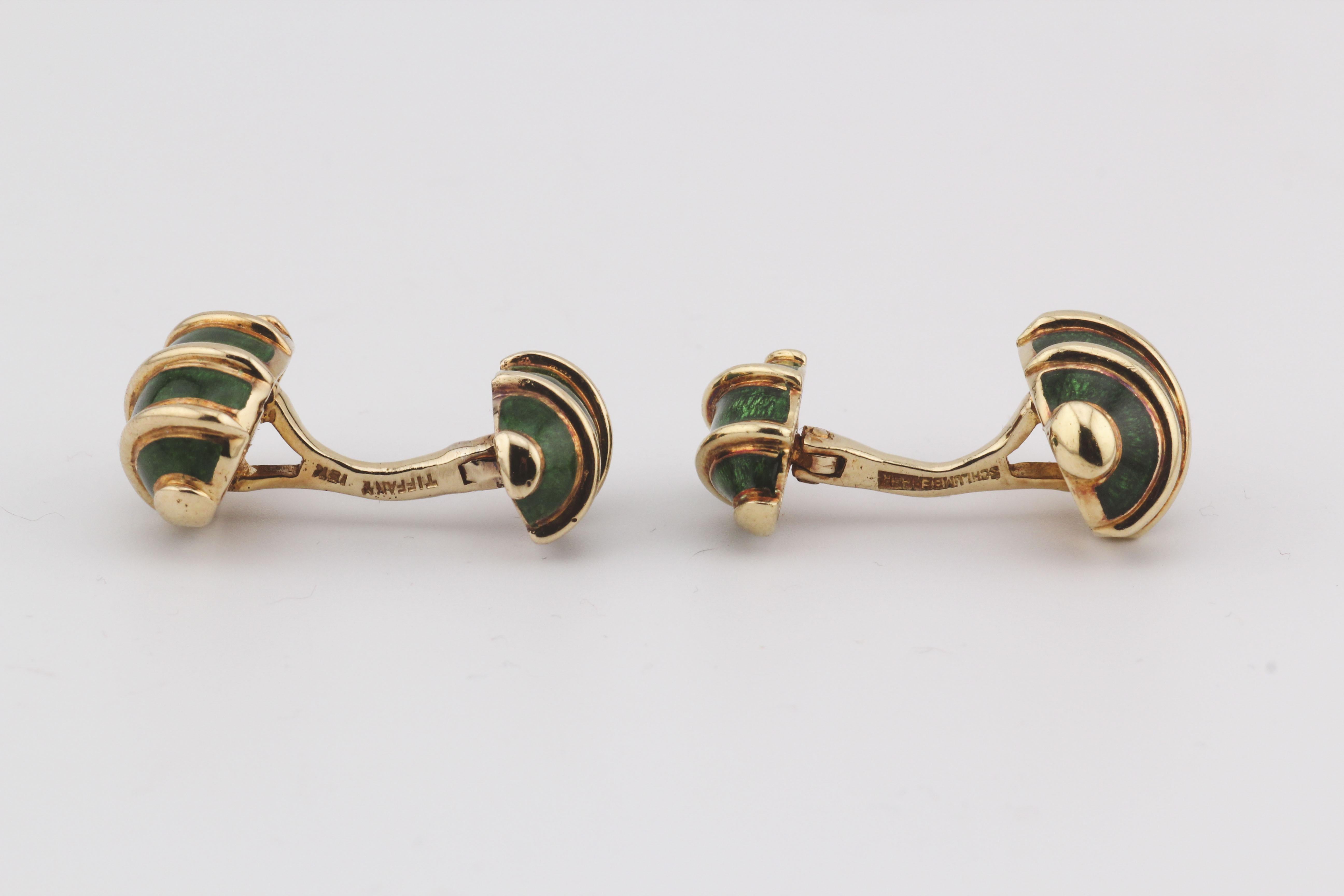 Eleva il tuo abbigliamento da cerimonia con la squisita arte di Tiffany & Co. Set di gemelli e fermacravatte Schlumberger in Greene & Greene & Oro giallo 18 carati. Esempio straordinario dell'approccio al design tipico di Jean Schlumberger, questo