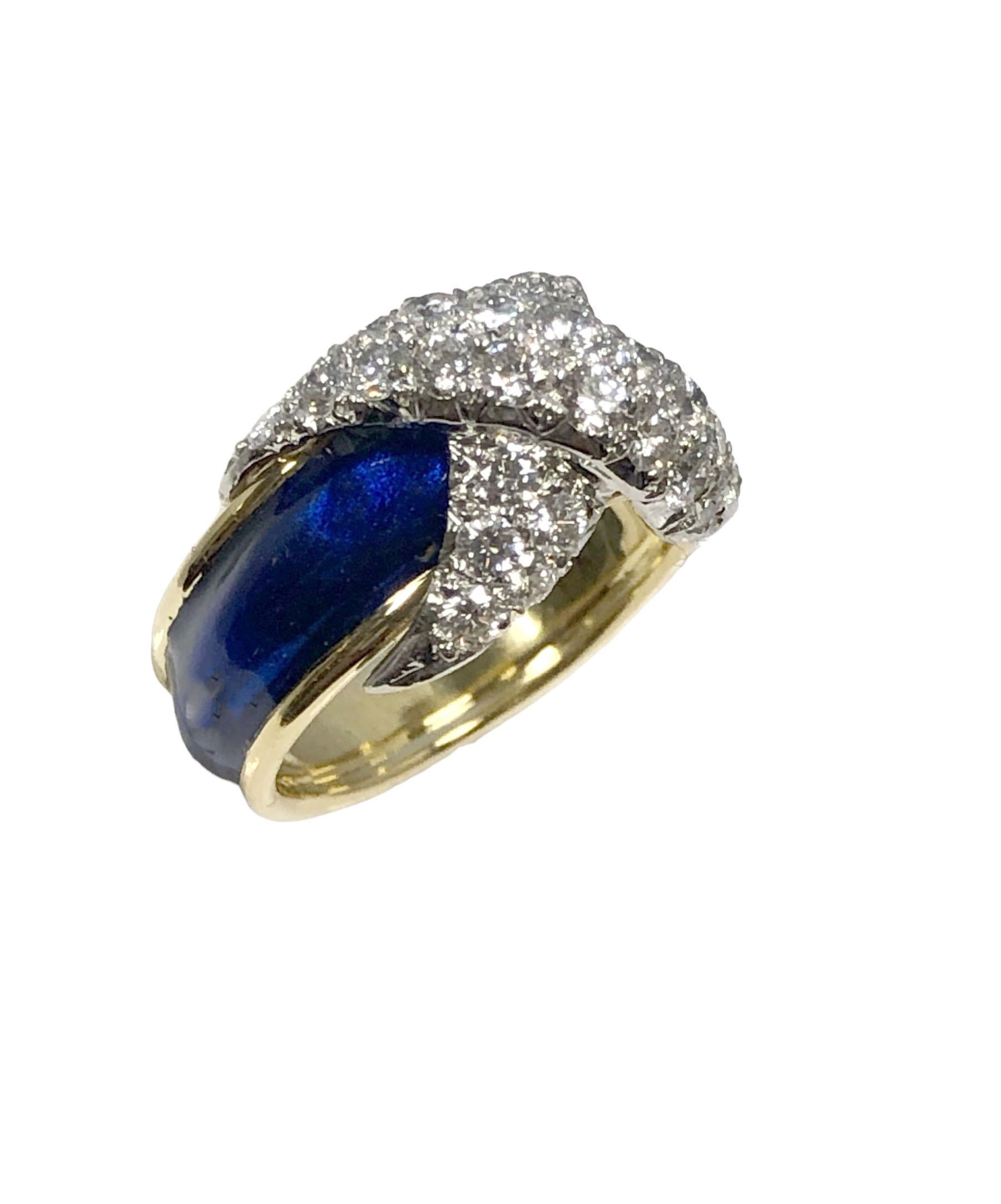 CIRCA 1990 Jean Schlumberger per Tiffany & Company Anello a X in oro giallo 18 carati e platino, la parte superiore dell'anello misura 5/8 di pollice ed è incastonata con diamanti rotondi taglio Brilliante per un totale di 0,85 carati. Ulteriormente