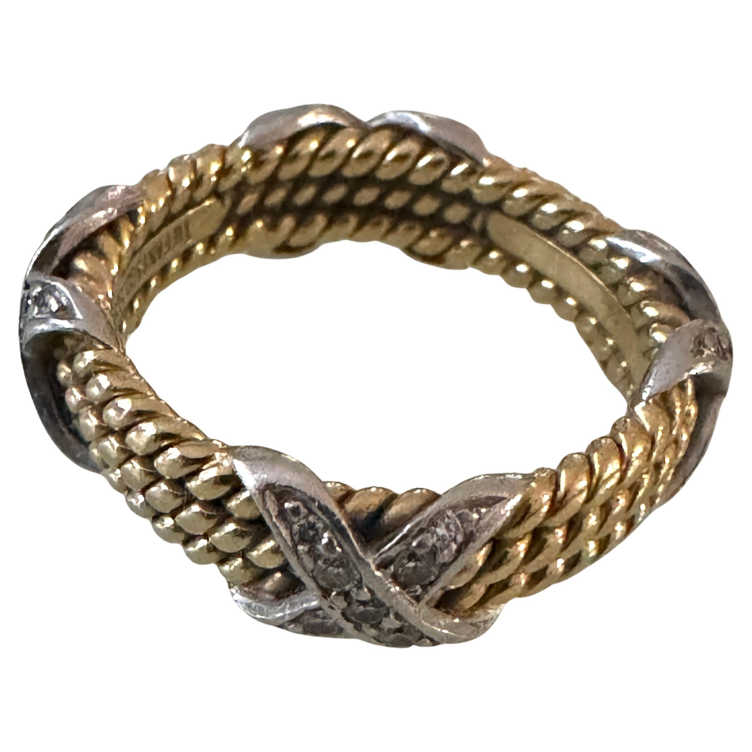 TIFFANY & CO. Anello Schlumberger Rope a 3 file di diamanti in platino e oro 18 carati
Questo classico anello di Tiffany & Co. è stato disegnato da Jean Schlumberger e presenta un design a tre file di corda in oro giallo 18 carati con 4 motivi a X