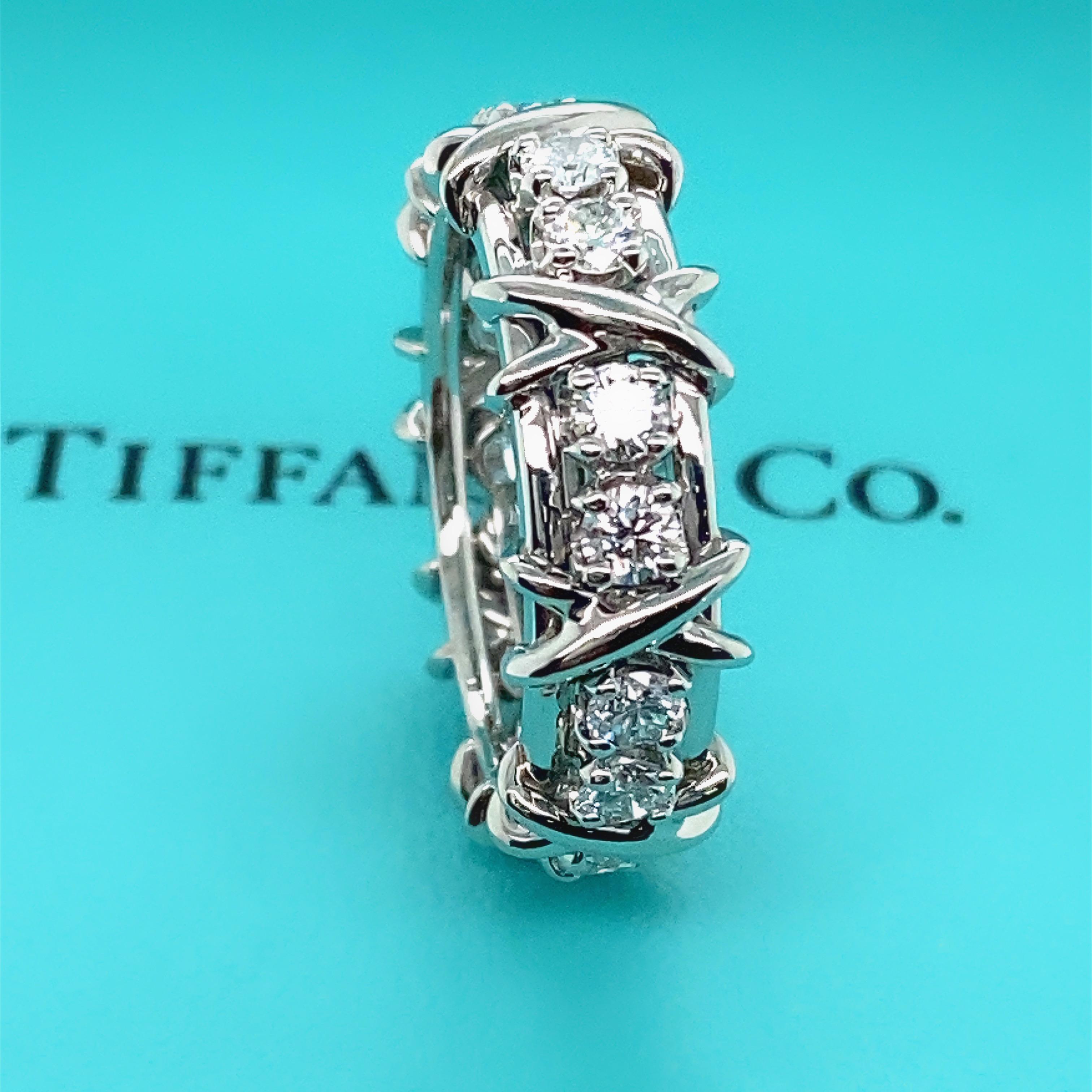 Tiffany & Co. Schlumberger Sechzehn Stein Ring
Stil:  Band Ring
Referenznummer:1  19186601
Metall:   Platin Pt950
Größe:  6.5
Abmessungen:  5 MM
TCW:  1,14 tcw
Hauptdiamant:  16 runde Brillantdiamanten 
Farbe & Klarheit:  F - VVS
Wahrzeichen: 