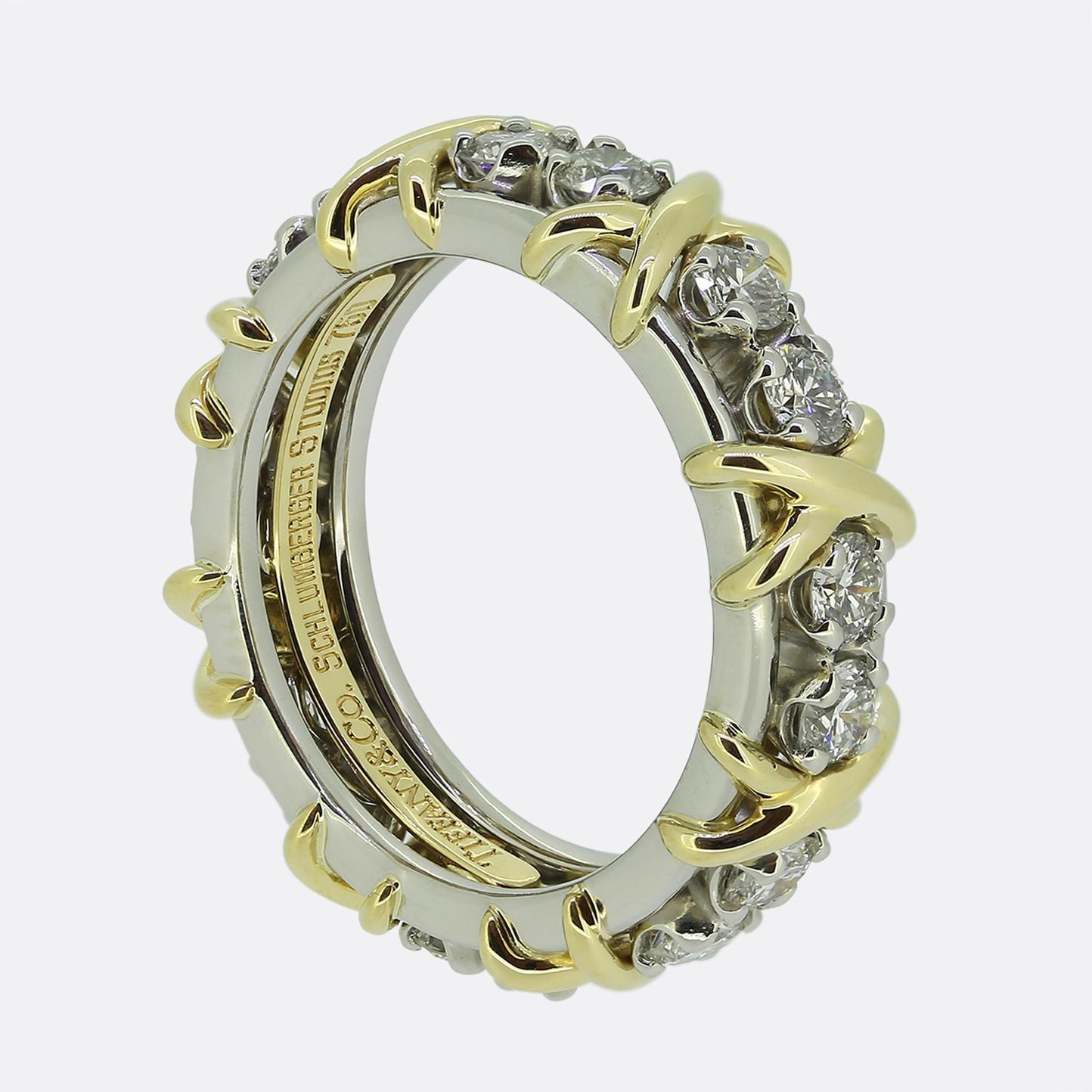 Qui abbiamo un anello eternità con sedici pietre di diamante di Jean Schlumberger per Tiffany & Co. Questo pezzo iconico vanta un'eleganza sofisticata con un design contemporaneo ma classico. Brillanti diamanti rotondi taglio brillante circolano a
