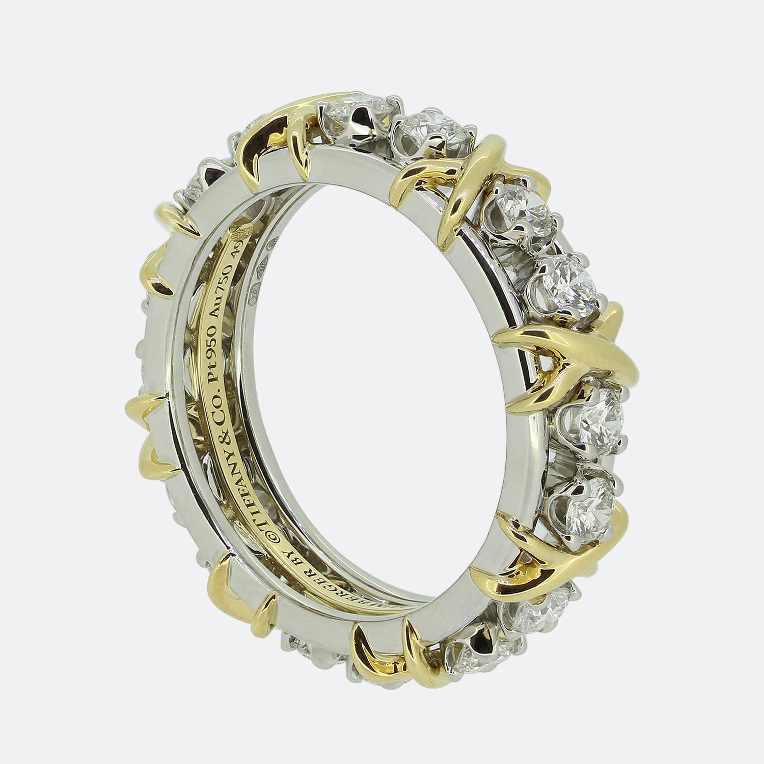 Hier haben wir einen Ewigkeitsring mit sechzehn Steinen von Jean Schlumberger für Tiffany & Co. Dieses kultige Stück besticht durch seine raffinierte Eleganz und sein modernes und doch klassisches Design. Glänzende, runde Diamanten im