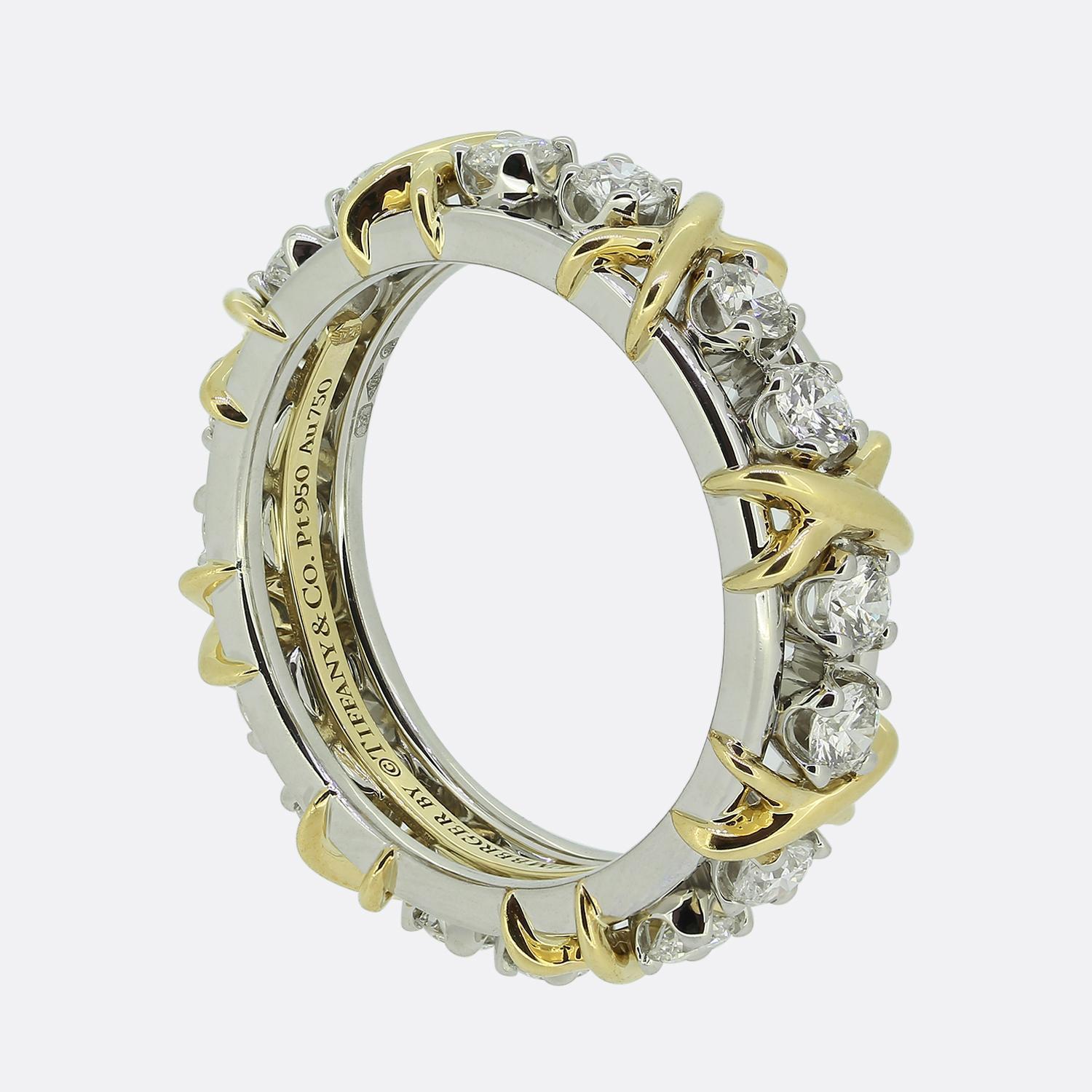 Qui abbiamo un anello eternità con sedici pietre di diamante di Jean Schlumberger per Tiffany & Co. Questo pezzo iconico vanta un'eleganza sofisticata con un design contemporaneo ma classico. Brillanti diamanti rotondi taglio brillante circolano a