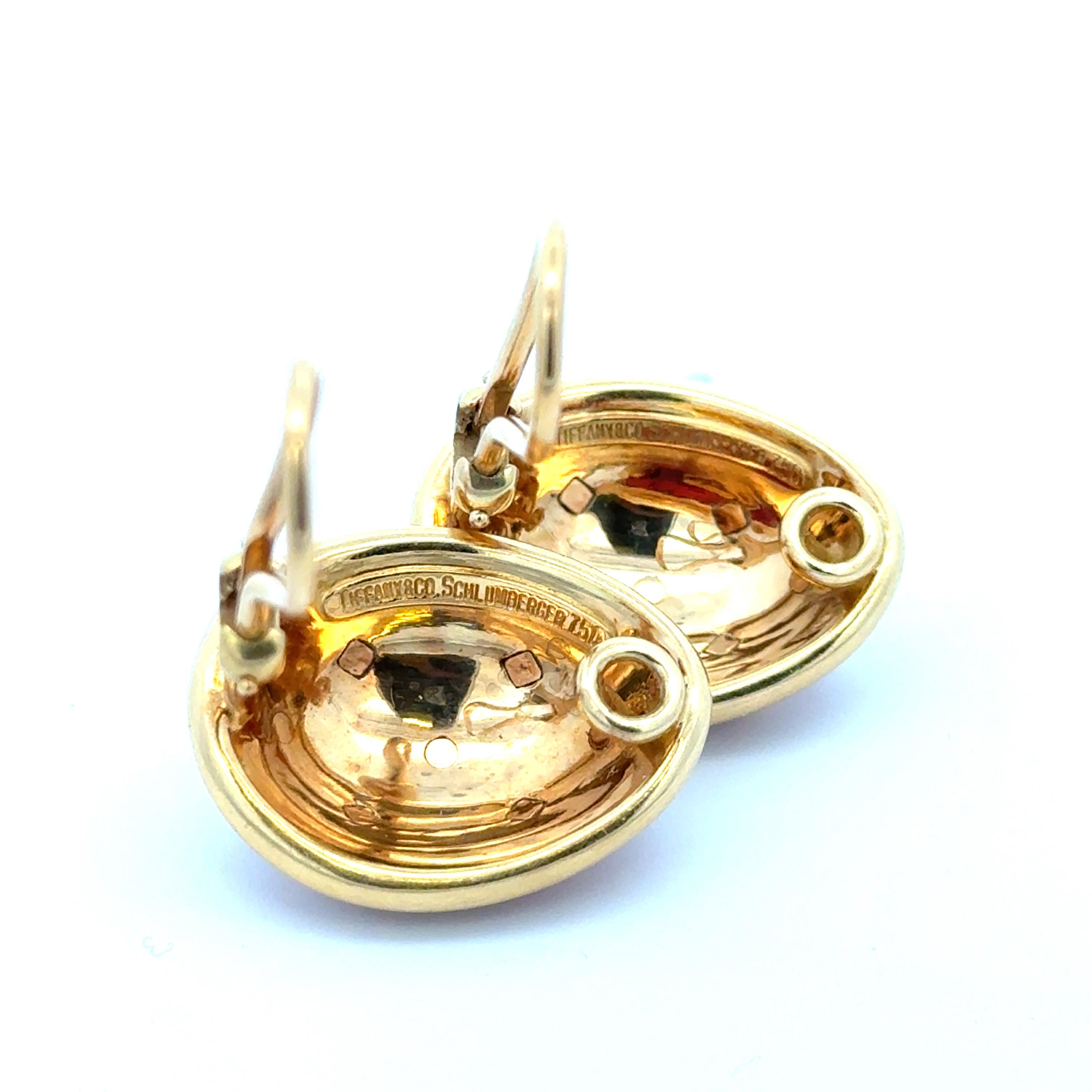 Pendientes pequeños de esmalte rojo Tiffany & Co by Schlumberger en oro amarillo de 18 quilates. Los pendientes miden aproximadamente 0,85