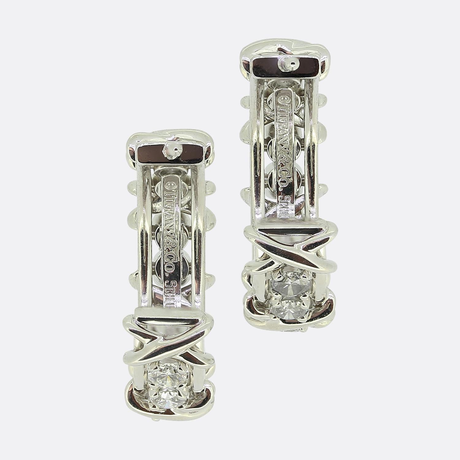 Aquí tenemos un fabuloso par de pendientes de diamantes con aro de platino de Tiffany & Co. Estos pendientes idénticos forman parte de una colección de Schlumberger y muestran una serie de diamantes blancos talla brillante en disposición vertical