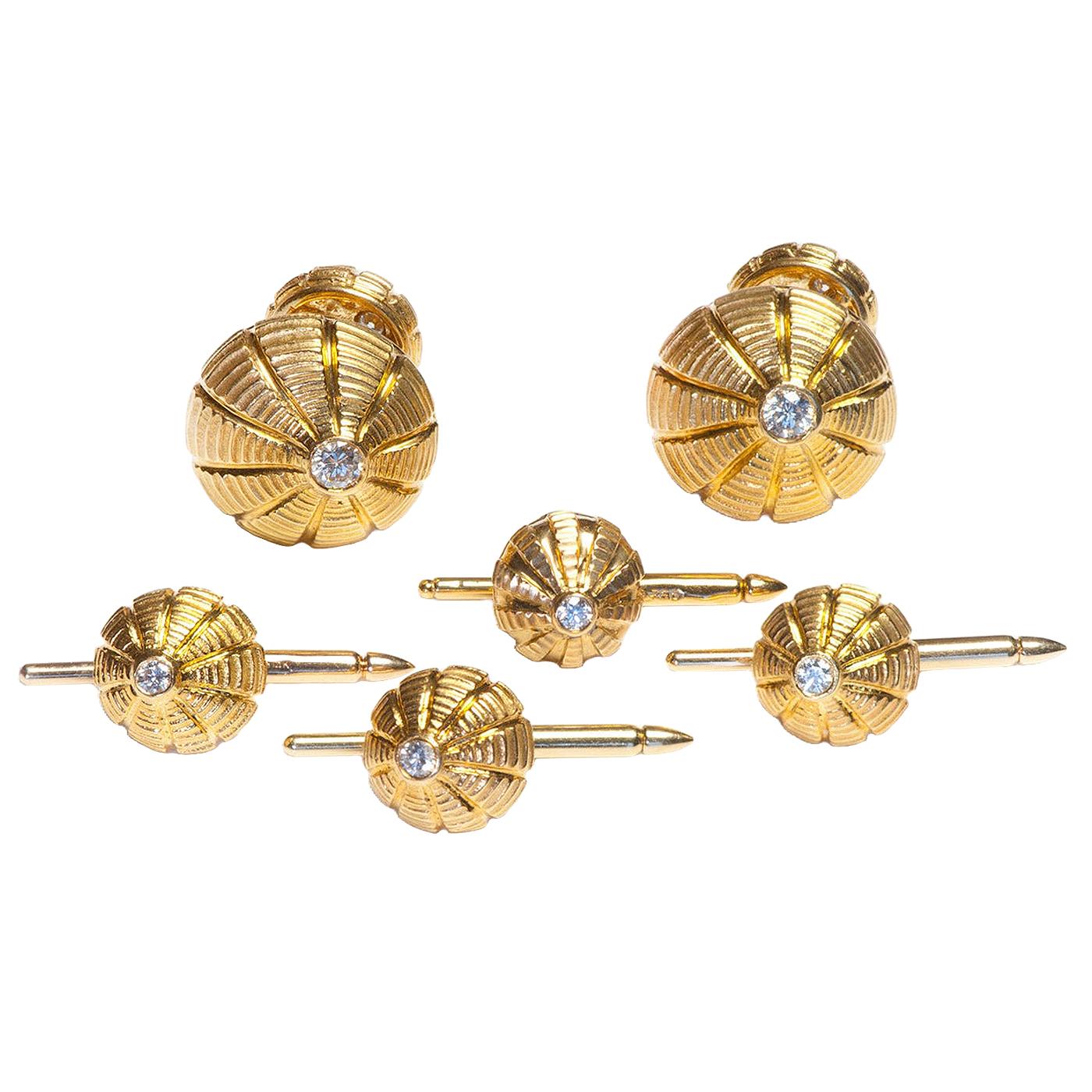 Svela un capolavoro Mughal Tiffany & Co. Schlumberger Taj Mahal Diamond and 18K Gold Cufflinks Stud Set Abbraccia un design senza tempo con un tocco di opulenza. Questo Tiffany & Co. Il set di gemelli da polso in oro e diamanti Taj Mahal di