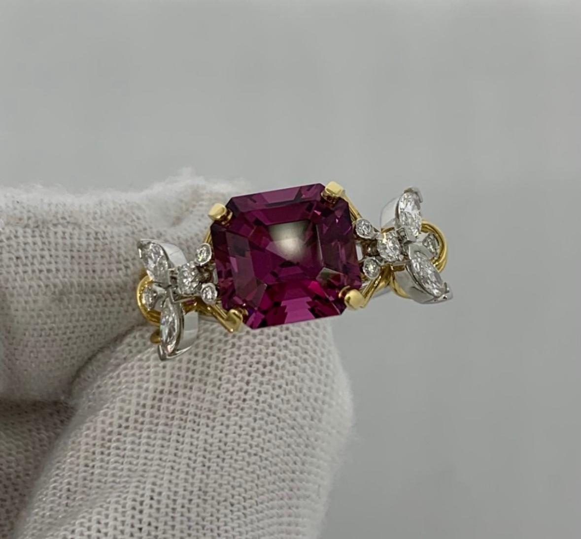 Raro design, l'anello è stato acquistato durante un evento di alta gioielleria 
Piccoli segni di usura, viene fornito con la scatola originale 