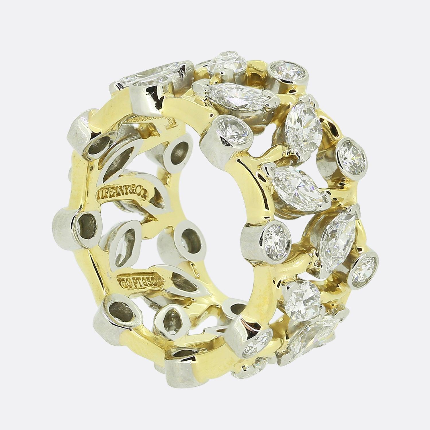 Nous avons ici une superbe bague en diamant du célèbre créateur de bijoux de luxe Tiffany & Co. La bague fait partie d'une collection emblématique de Jean Schlumberger. Famed pour ses créations visionnaires et ses designs complexes, cette pièce ne