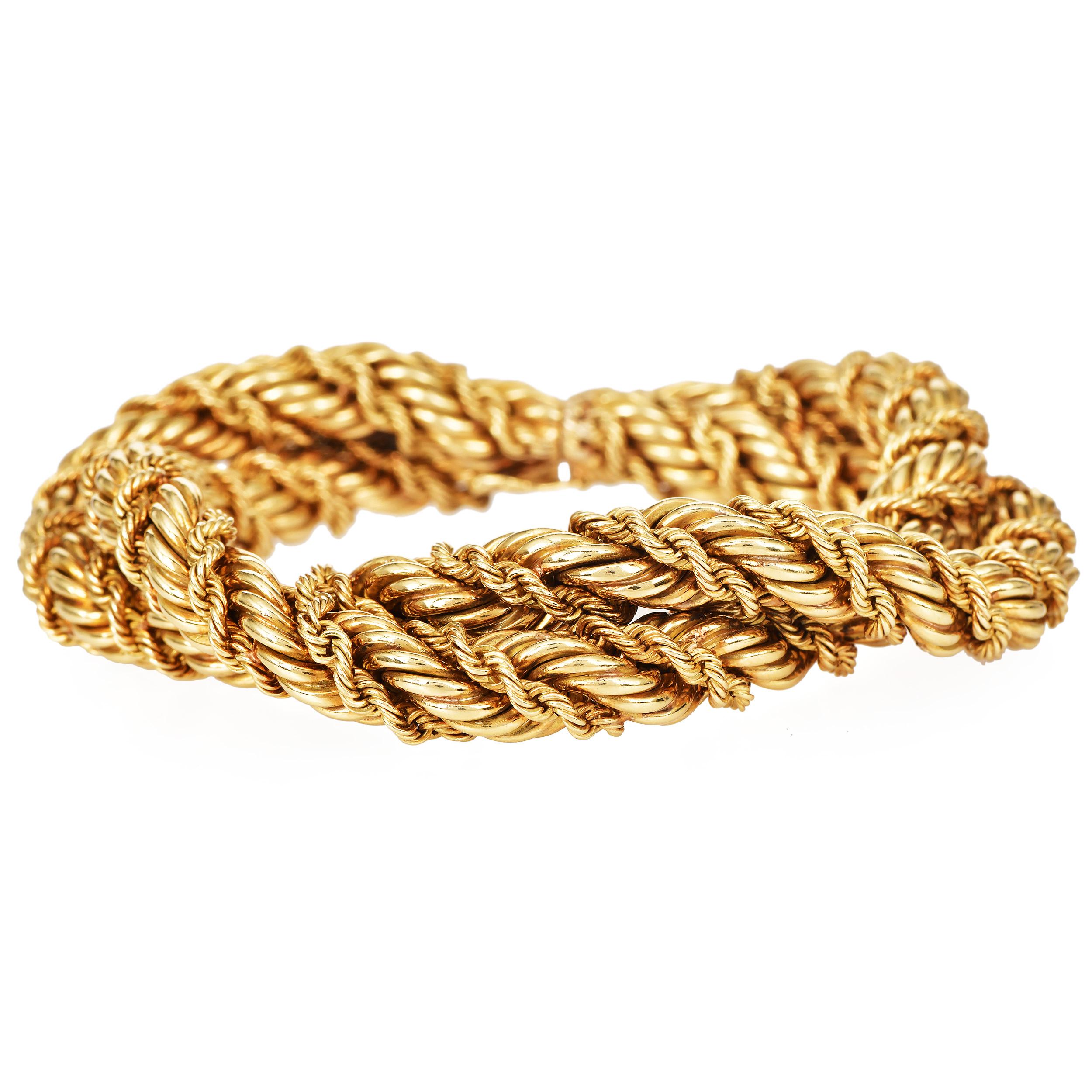 Ein kühnes Vintage-Armband von Schlumberger für Tiffany and Co aus schweren, gedrehten Seilgliedern aus 18 Karat Gelbgold. Das Doppelseil-Design verleiht dem Armband eine starke Textur und skulpturale Bewegung. Das Stück wird mit einer integrierten