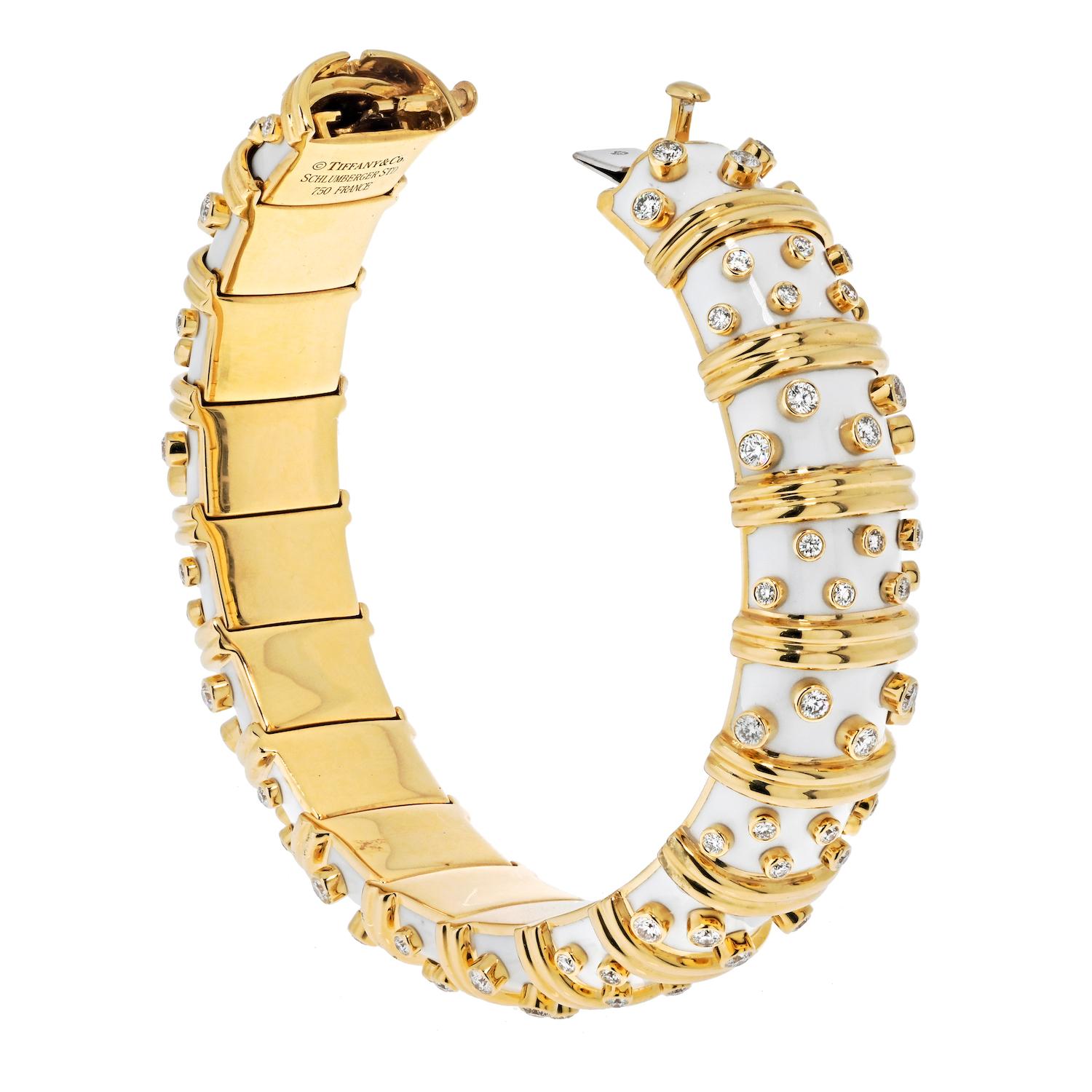 Taille ronde Tiffany & Co. Bracelet jonc Schlumberger en or jaune, émail blanc et diamants en vente