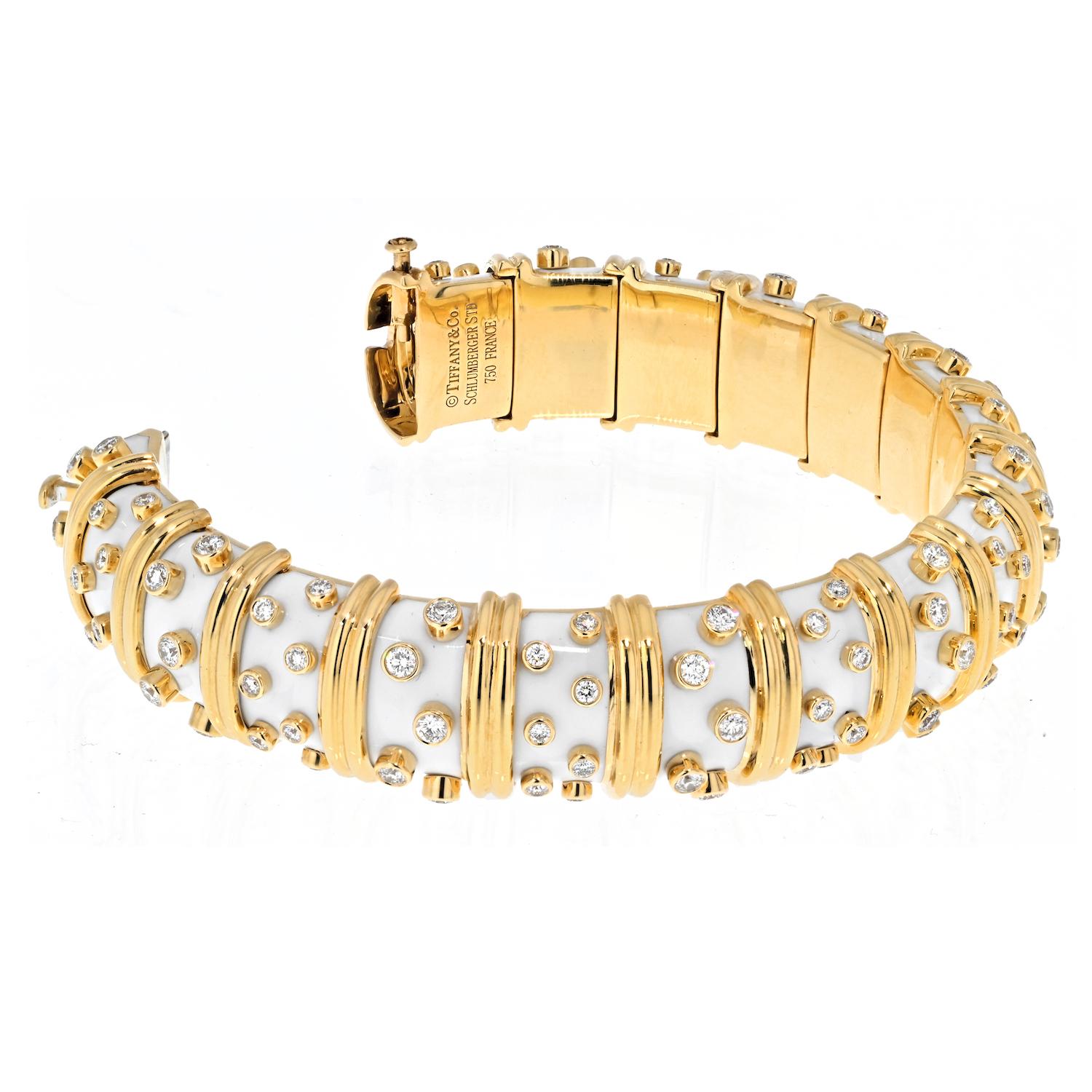 Tiffany & Co. Bracelet jonc Schlumberger en or jaune, émail blanc et diamants Excellent état - En vente à New York, NY