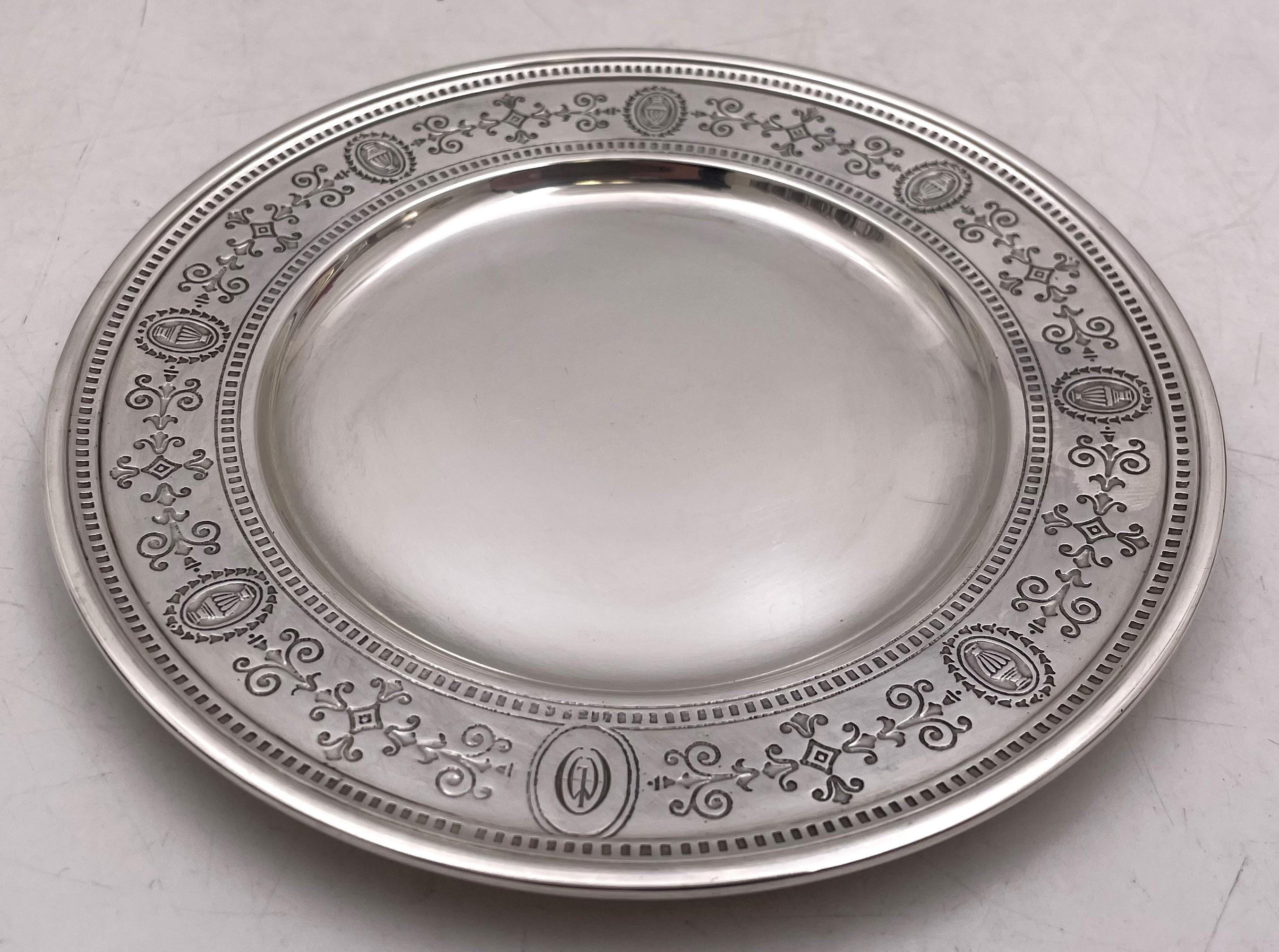 Seltener Satz von 14 Brot- und Butter- oder Desserttellern bzw. Untersetzern aus Sterlingsilber im Art-Déco-Stil von Tiffany & Co. mit der Musternummer 20198B aus dem Jahr 1923. Die Ränder sind wunderschön mit gravierten geometrischen und