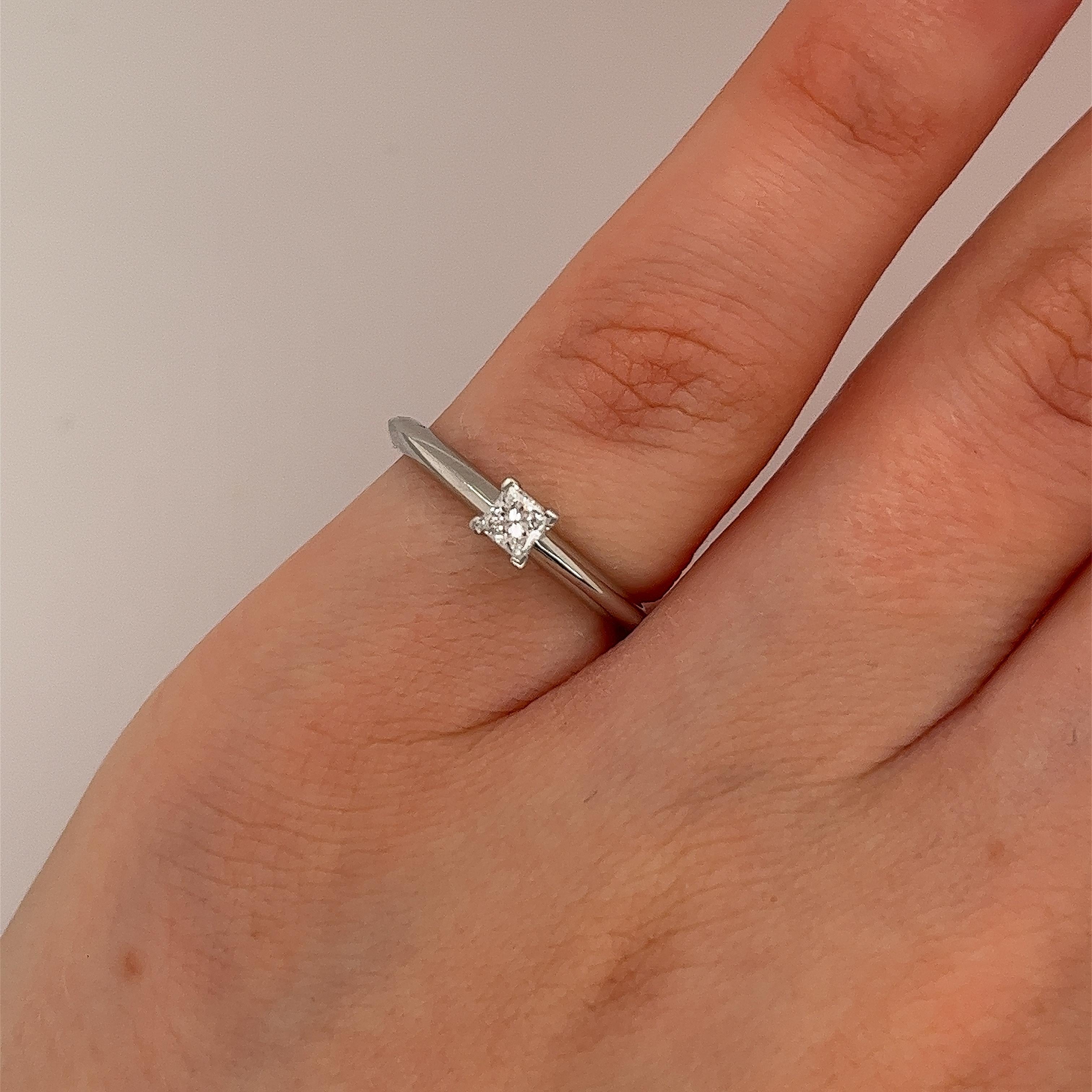 Women's Tiffany & Co Setting 0.15ct Diamond Solitaire Engagement Ring G/ VVSI For Sale