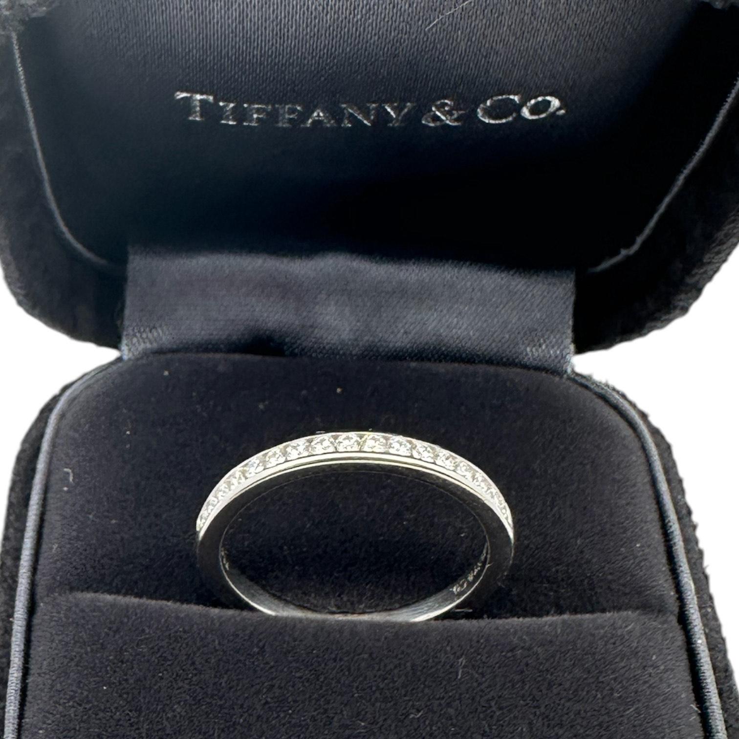 Tiffany & Co. Alianza de boda en platino Medio círculo de diamantes Anillo en platino. Esta banda de novia está engastada en canal y presenta 17 diamantes redondos de talla brillante con un peso de 0,17 ct. La banda mide 2 mm de ancho. Incluye