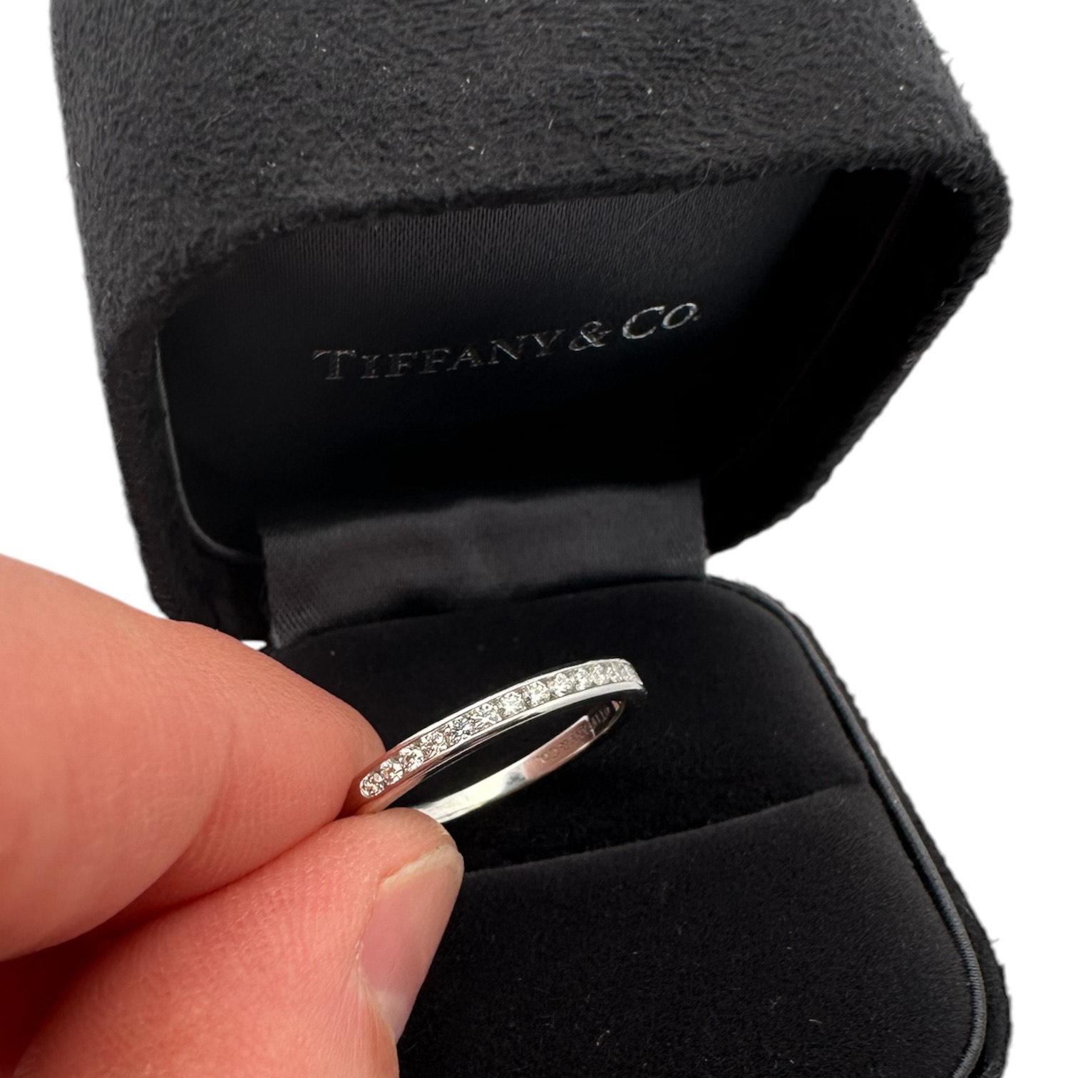 Tiffany & Co. Alianza de boda con medio círculo de diamantes en platino Moderno en venta