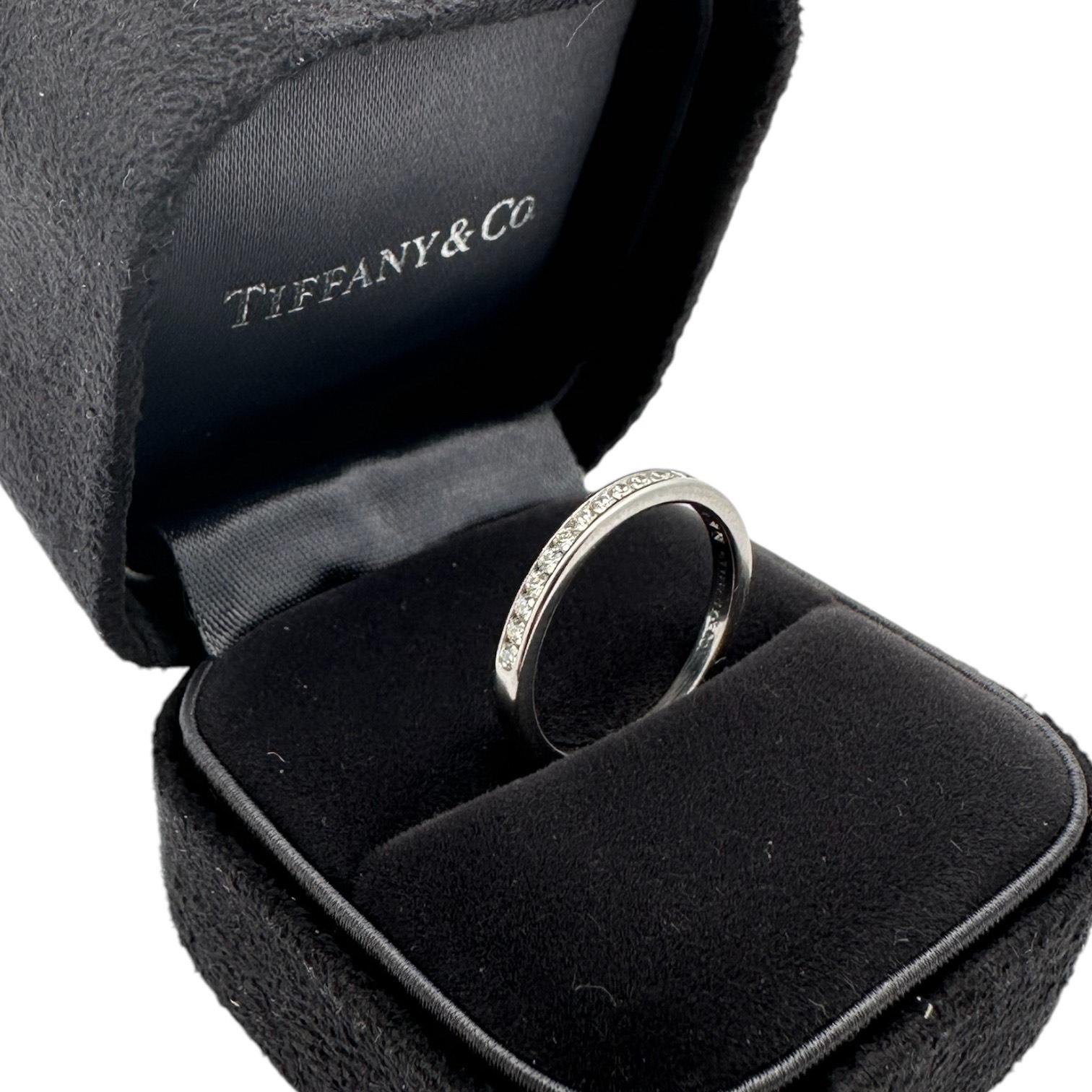 Tiffany & Co. Alianza de boda con medio círculo de diamantes en platino Corte brillante en venta