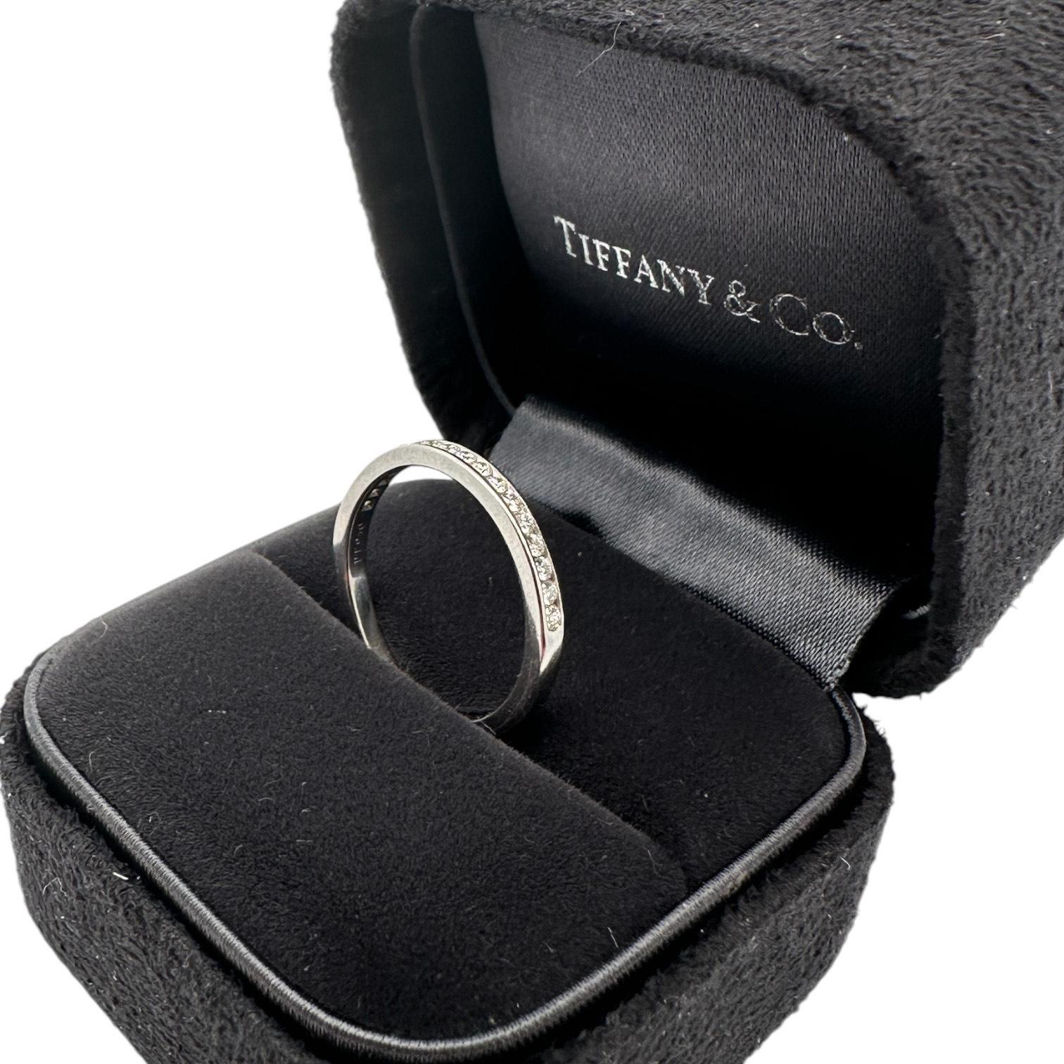 Tiffany & Co. Alianza de boda con medio círculo de diamantes en platino en Excelente estado para la venta en Newton, MA