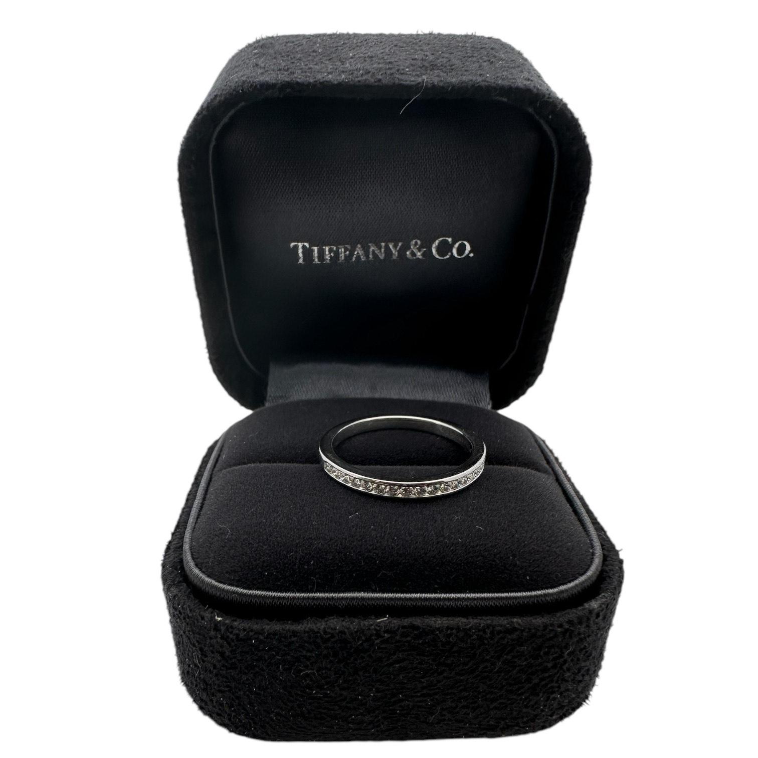 De las mujeres Tiffany & Co. Alianza de boda con medio círculo de diamantes en platino en venta
