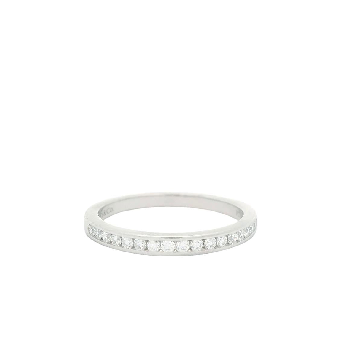 Tiffany & Co. Alianza de boda con medio círculo de diamantes en platino en venta 1