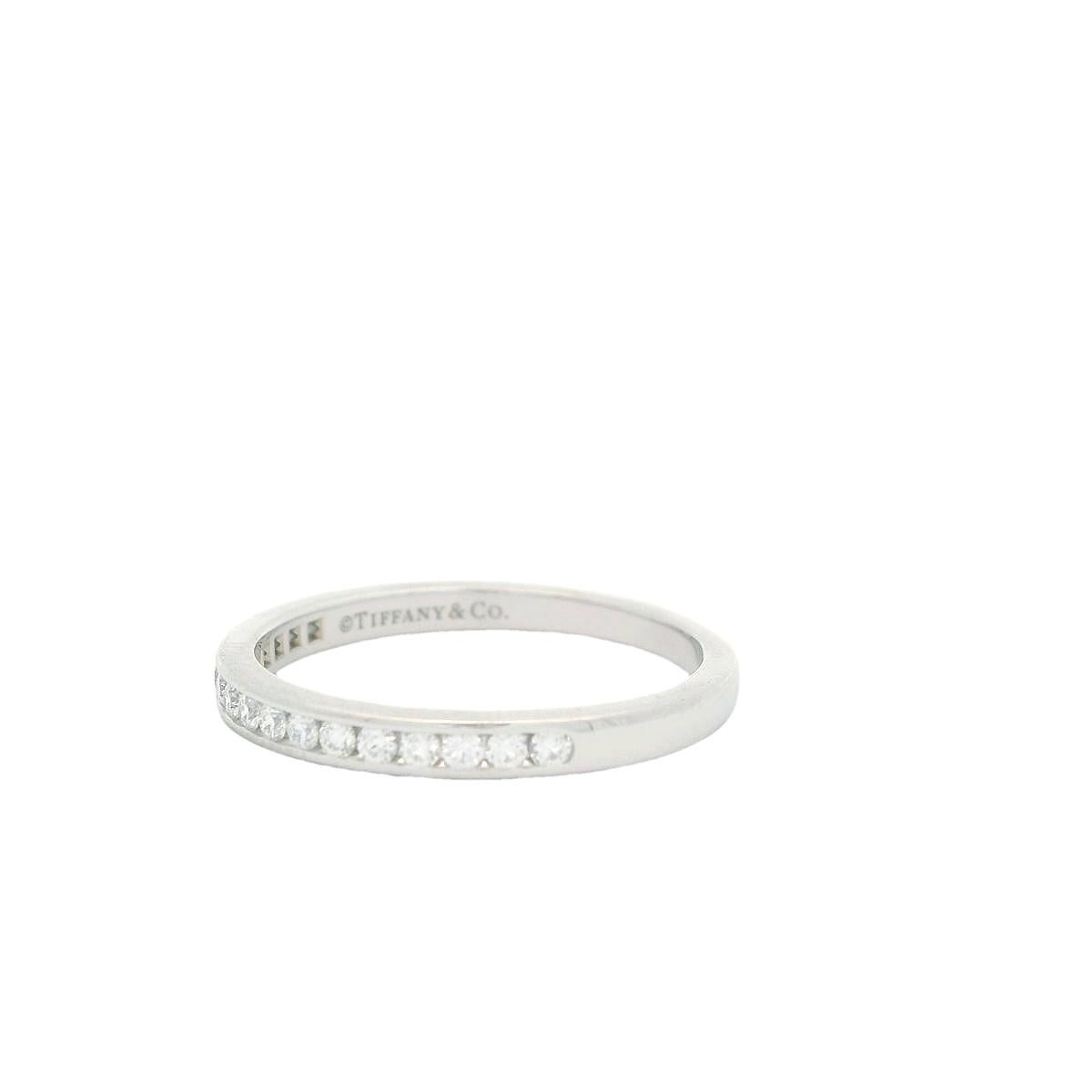 Tiffany & Co. Alianza de boda con medio círculo de diamantes en platino en venta 2