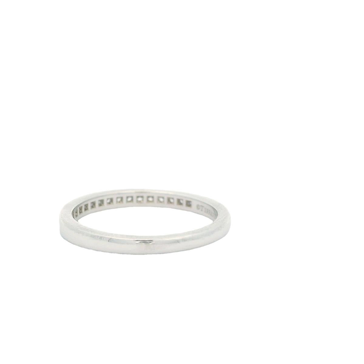 Tiffany & Co. Alianza de boda con medio círculo de diamantes en platino en venta 3