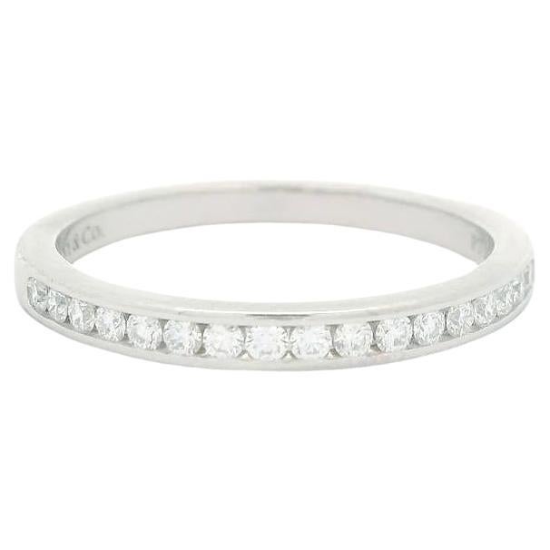 Tiffany & Co. Alianza de boda con medio círculo de diamantes en platino en venta