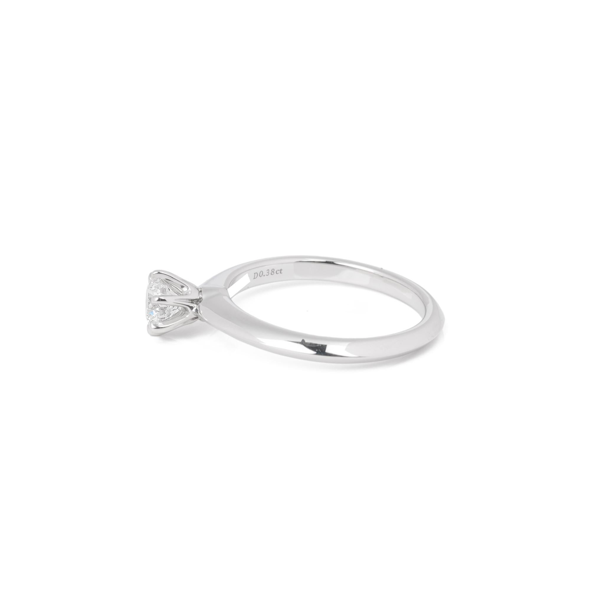 Contemporain Bague solitaire en diamant 0,38 carat dans les paramètres Tiffany & Co en vente