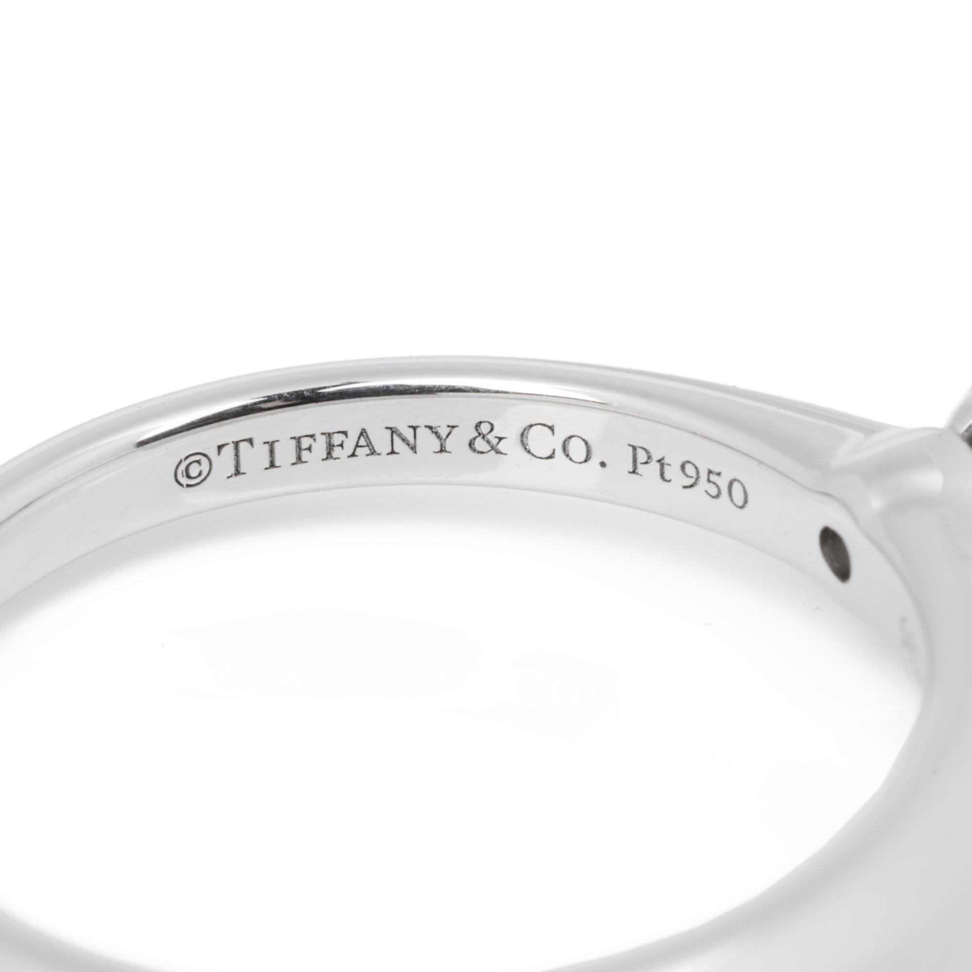 Taille ronde Bague solitaire en diamant 0,38 carat dans les paramètres Tiffany & Co en vente