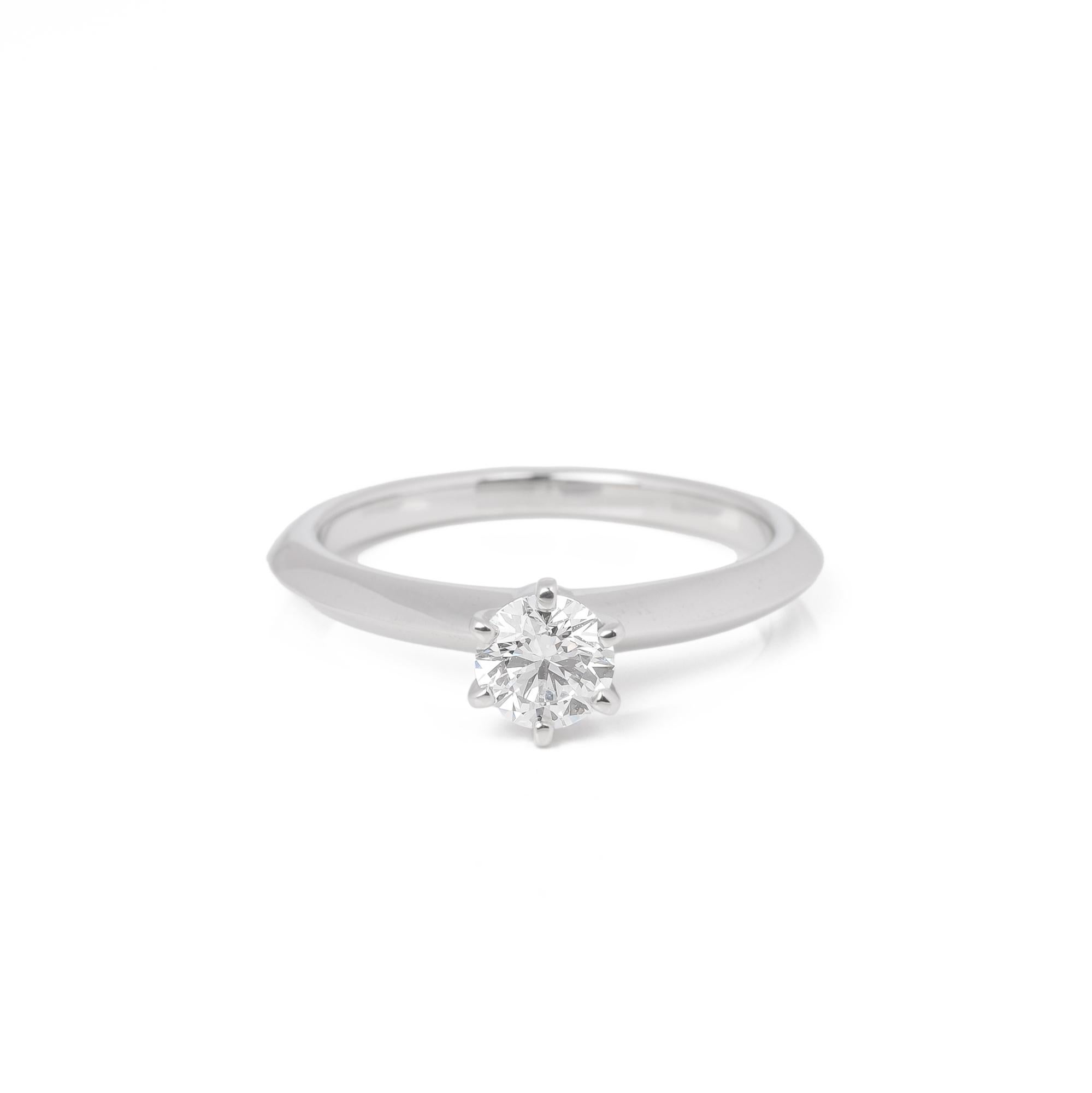 Bague solitaire en diamant 0,38 carat dans les paramètres Tiffany & Co en vente 2