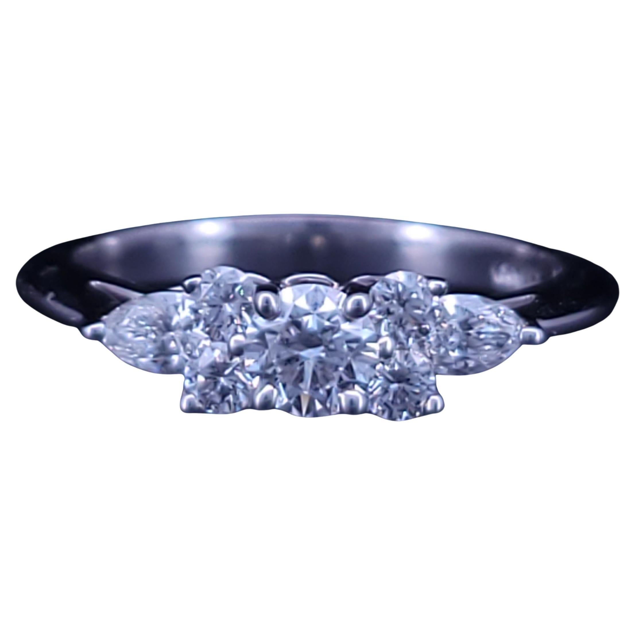 Tiffany
Co. Bague en platine à sept pierres et diamant