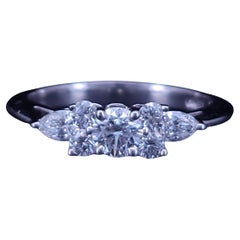 Tiffany
Co. Anello con sette pietre e diamanti in platino