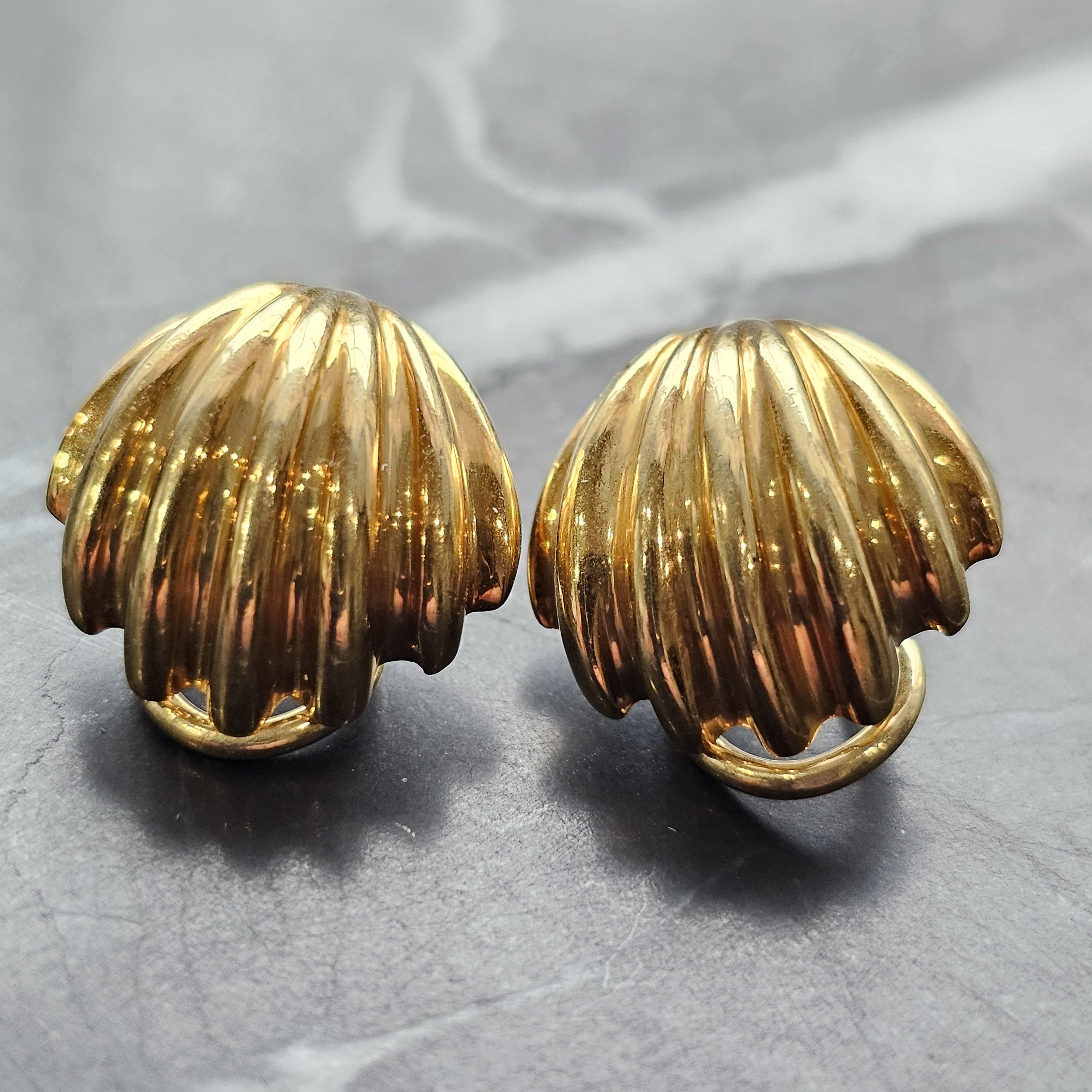 Tiffany & Co. Shell Earrings 18k Yellow Gold Clip Back Vintage Stud Seashell In Good Condition In Northbrook, IL