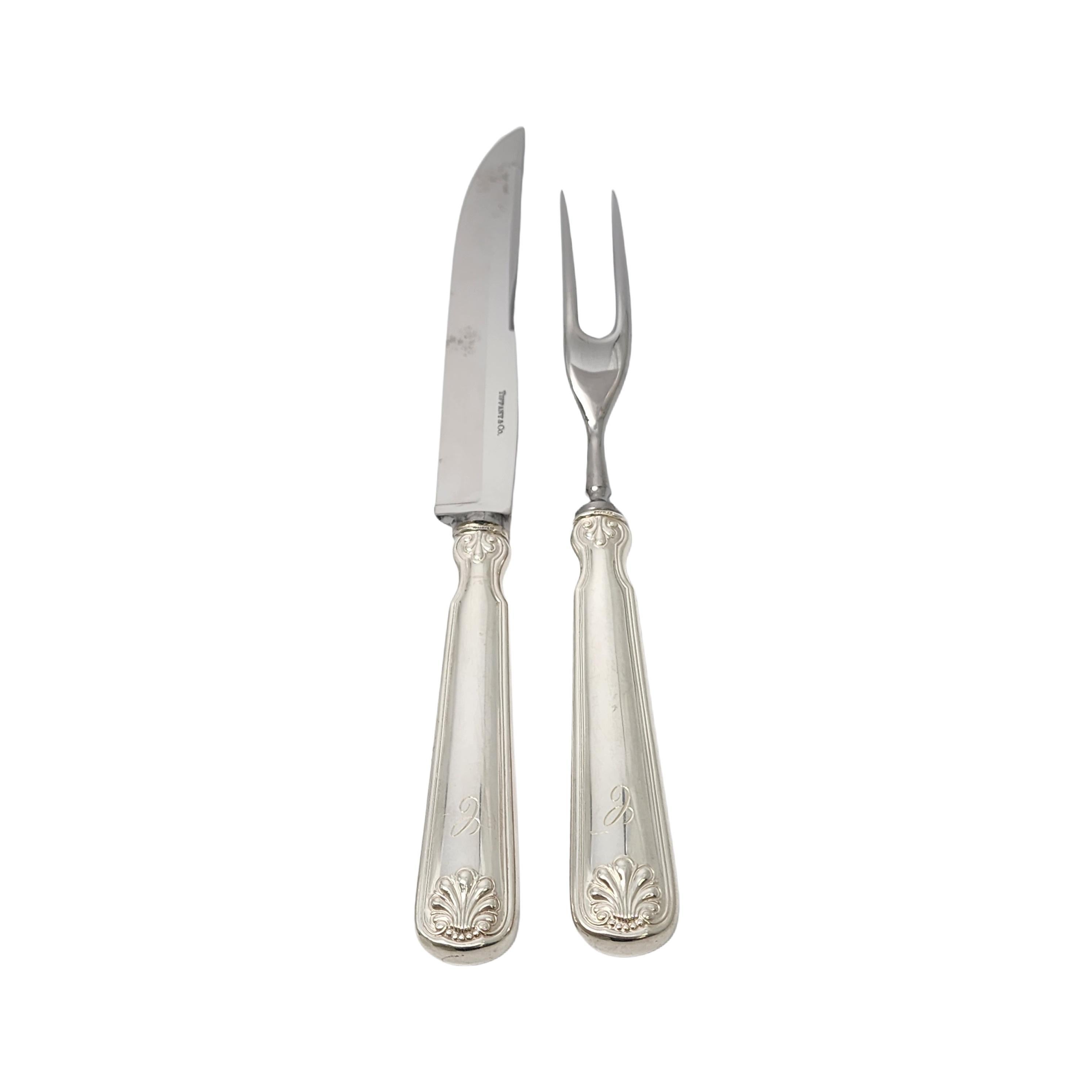 Set da intaglio composto da 2 pezzi, tra cui un coltello e una forchetta in argento sterling con motivo Shell & Thread di Tiffany & Co.

Il Monogram sembra essere C.C.

Il modello Shell & Thread è stato introdotto nel 1905 e continua a essere uno