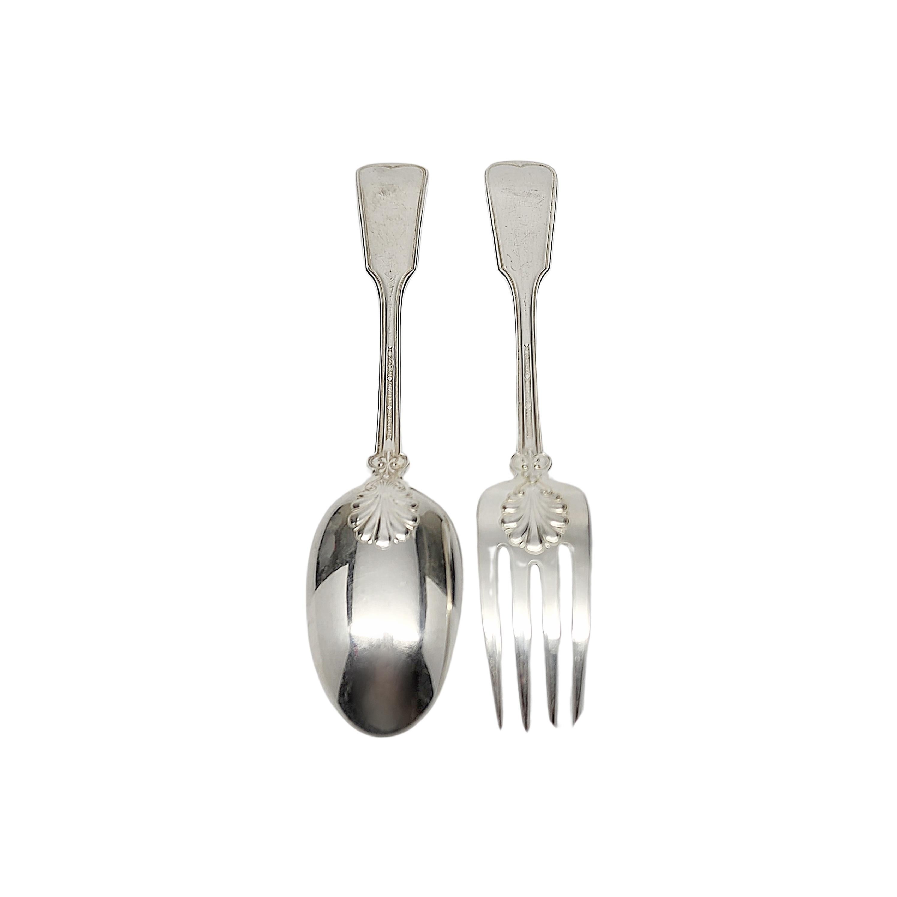 Set da portata di 2 pezzi, comprendente un cucchiaio e una forchetta in argento sterling con il motivo Shell & Thread di Tiffany & Co.

Il monogramma sembra essere C.C.

Il modello Shell & Thread è stato introdotto nel 1905 e continua a essere uno