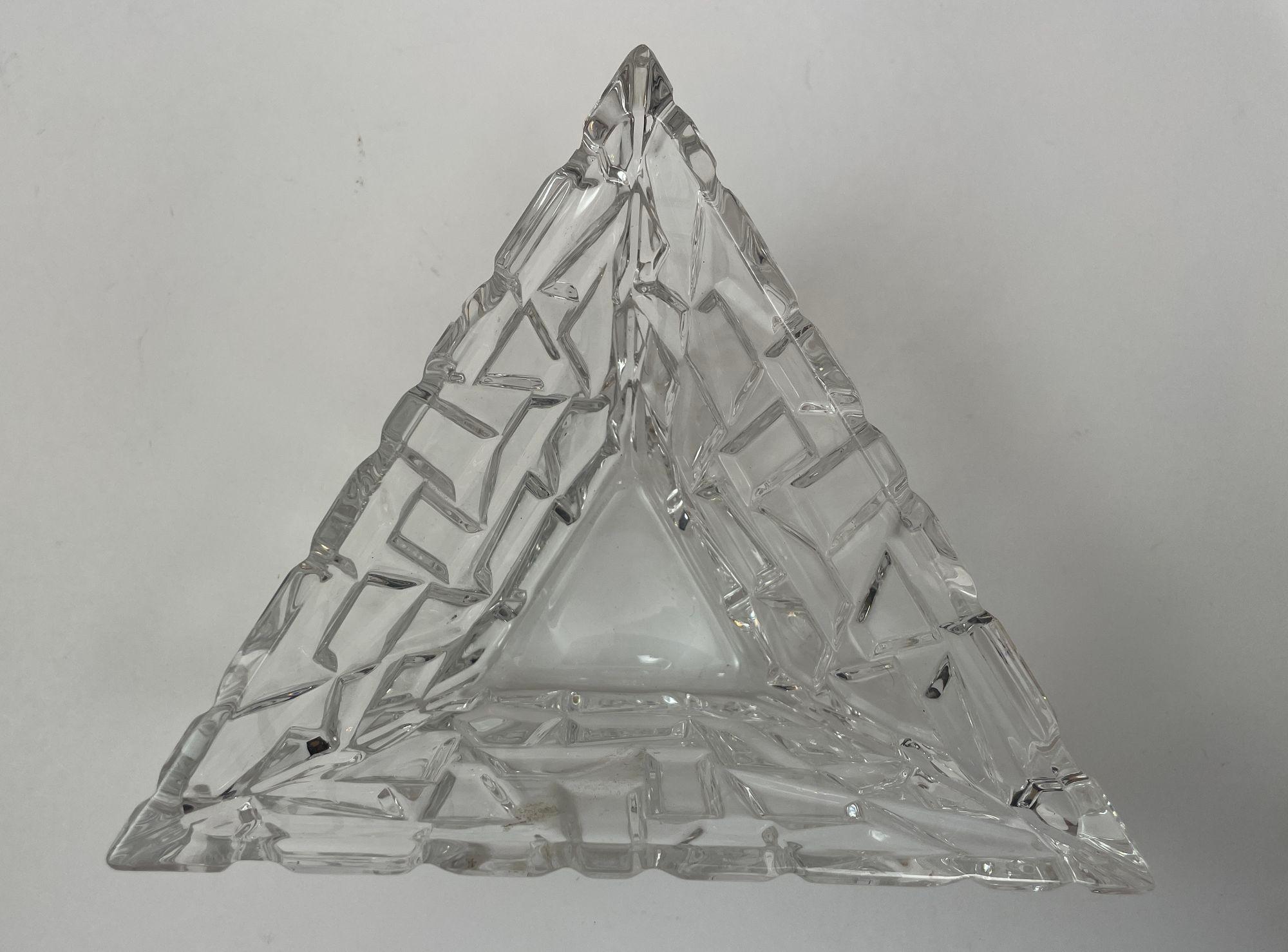 Tiffany & Co Sierra Triangular Clear Cut Crystal Bowl Ashtray.
Ce magnifique plat à bonbons en cristal taillé de Tiffany & Co. est un must pour tout collectionneur.
Avec sa belle forme triangulaire et sa couleur claire, il est parfait pour toutes